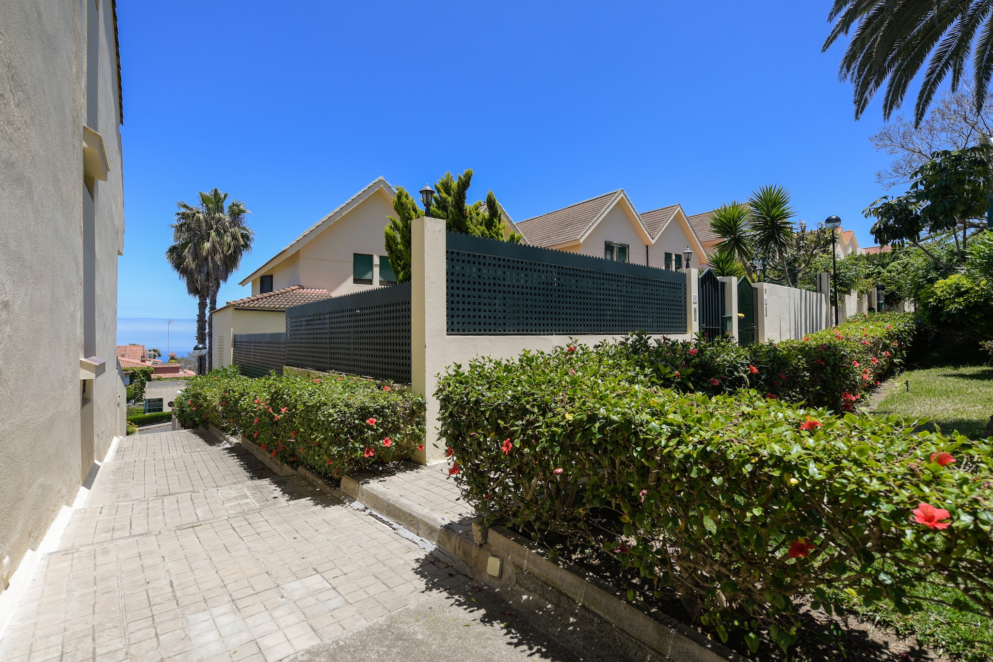 House with cozy garden BBQ and free parking-Extérieur