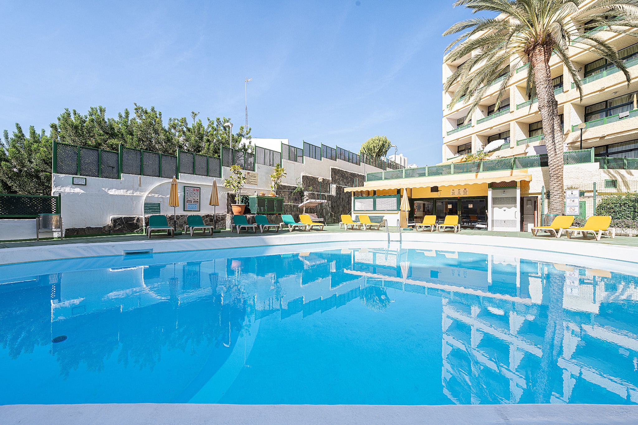 Beach View Apartment II-Zwembad
