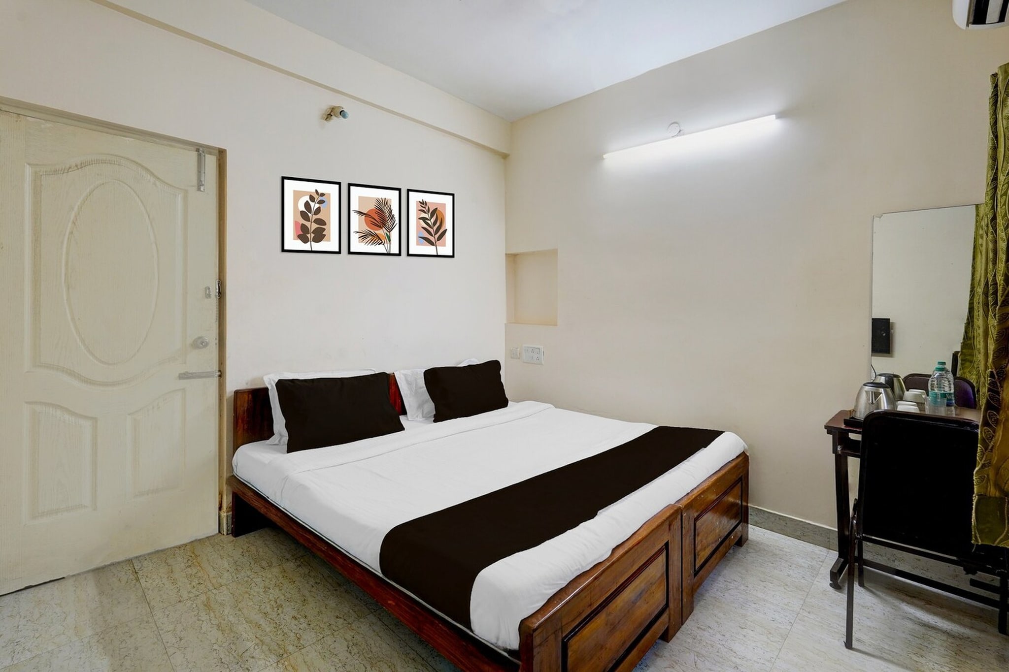 Set within 13 km of St. Thomas Mount and 14 km of Indian Institute of Technology, Madras, Super Townhouse Pallikarani Near Balaji Dental College offers rooms with air conditioning and a private bathroom in Chennai. Among the facilities at this property are a shared lounge and room service, along with free WiFi throughout the property. The hotel has family rooms. All guest rooms at the hotel come with a seating area, a flat-screen TV with satellite channels and a private bathroom with free toiletries and a bath or shower. All units feature a desk.

Super Townhouse Pallikarani Near Balaji Dental College offers an Ã  la carte or continental breakfast. Languages spoken at the 24-hour front desk include English and Hindi. Chennai Trade Centre is 14 km from the accommodation, while Anna University is 17 km from the property. Chennai International Airport is 12 km away.

Unmarried couples are warmly welcome at this property.
Guests with local ID proof are warmly welcome.
Early Check-In Policy: A full dayâ€™s room rate will be charged for check-ins before 6:00 AM. Complimentary early check-in is available between 6:00 AM and 10:00 AM, subject to room availability.
Check-in is only available to guests aged 18 and above. Please provide a government-issued ID to confirmÂ yourÂ age.
