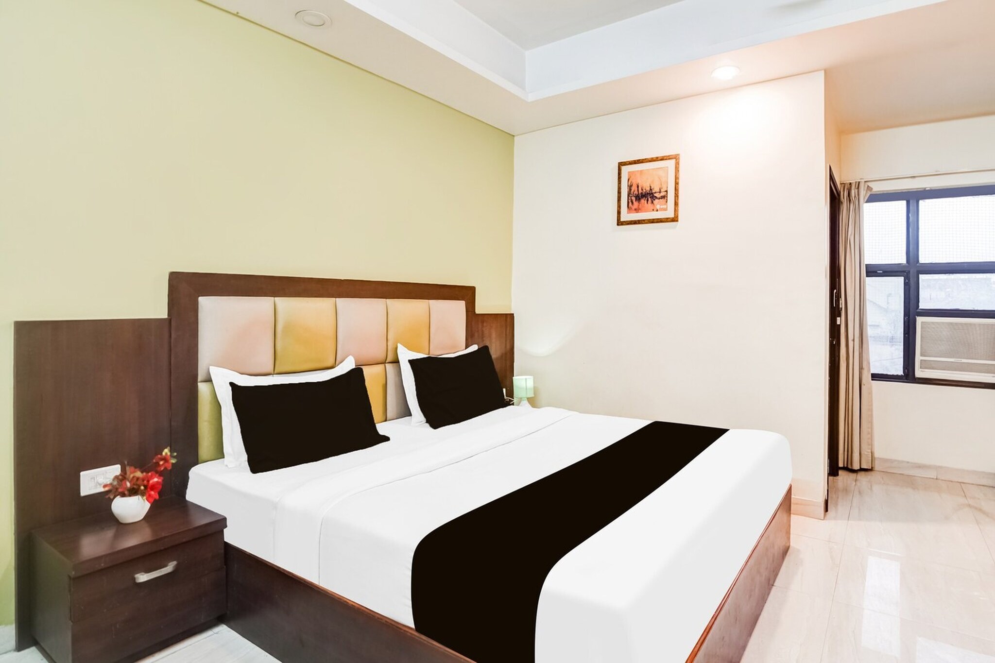 Set within 8.3 km of Jaipur Railway Station and 8.6 km of City Palace, Super Townhouse Sikar Road Jaipur Formerly Hotel Aroma Inn offers rooms with air conditioning and a private bathroom in Jaipur. Among the facilities of this property are a restaurant, a shared kitchen and a shared lounge, along with free WiFi throughout the property. The accommodation provides room service, a 24-hour front desk and luggage storage for guests. The units at the hotel come with a seating area, a flat-screen TV with satellite channels and a private bathroom with free toiletries and a shower. Guest rooms feature a desk. A continental breakfast is available at Super Townhouse Sikar Road Jaipur Formerly Hotel Aroma Inn. Jantar Mantar, Jaipur is 8.7 km from the accommodation, while Hawa Mahal - Palace of Winds is 8.9 km away. Jaipur International Airport is 21 km from the property.

Unmarried couples are warmly welcome at this property.
Guests with local ID proof are warmly welcome.
Early Check-In Policy: A full dayâ€™s room rate will be charged for check-ins before 6:00 AM. Complimentary early check-in is available between 6:00 AM and 10:00 AM, subject to room availability.
Check-in is only available to guests aged 18 and above. Please provide a government-issued ID to confirmÂ yourÂ age.
