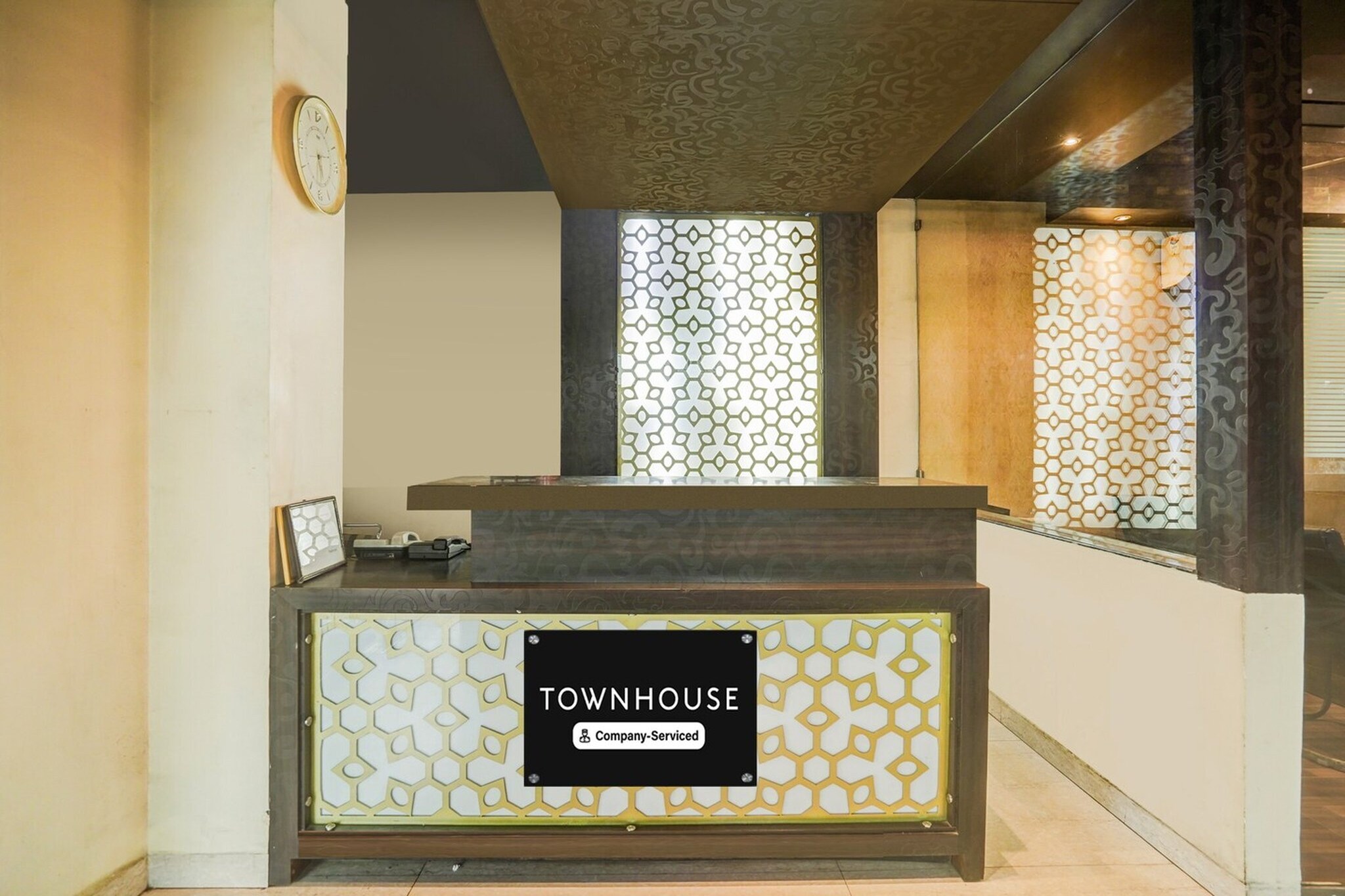Ground floor: (bedroom(double bed, TV, seating area, bar, electric kettle, air conditioning, parking lot(public), lift, Towels incl., Laundry Package incl., telephone, Floor mattress), bathroom(bathtub or shower, shower, washbasin, toilet, shampoo, body soap, hot water))