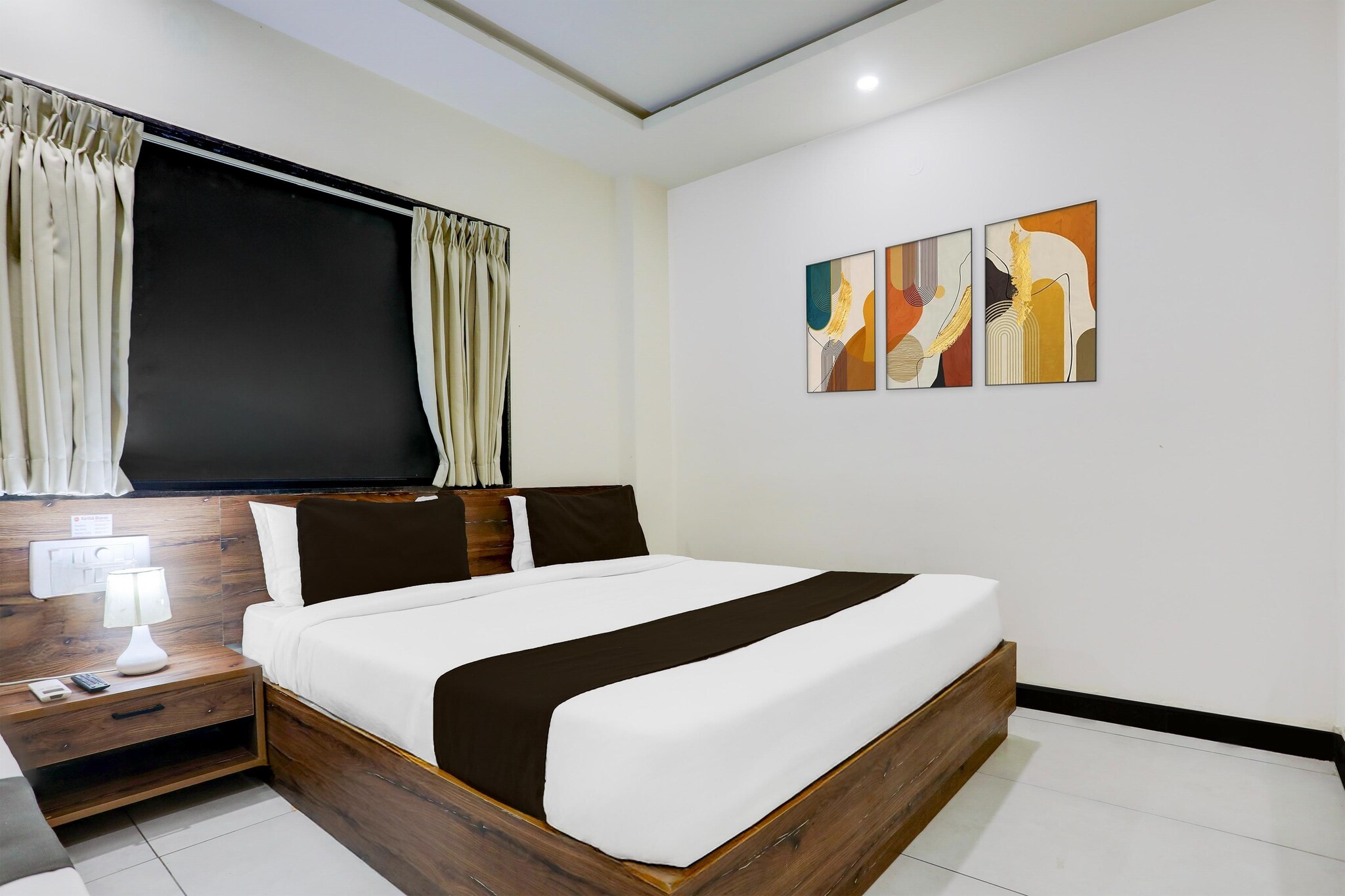 Super Townhouse Shivamogga Formerly Karthik Bhavan is located in Shimoga. With free WiFi, this 4-star hotel offers room service and a 24-hour front desk. The hotel features family rooms.
Guest rooms at the hotel are equipped with a seating area, a flat-screen TV with satellite channels and a private bathroom with free toiletries and a bath or shower. All rooms at Super Townhouse Shivamogga Formerly Karthik Bhavan include air conditioning and a desk.
Shivamogga Airport is 11 km away.
Unmarried couples are warmly welcome at this property.
Guests with local ID proof are warmly welcome.
Early Check-In Policy: A full day’s room rate will be charged for check-ins before 6:00 AM. Complimentary early check-in is available between 6:00 AM and 10:00 AM, subject to room availability.
Check-in is only available to guests aged 18 and above. Please provide a government-issued ID to confirm your age.