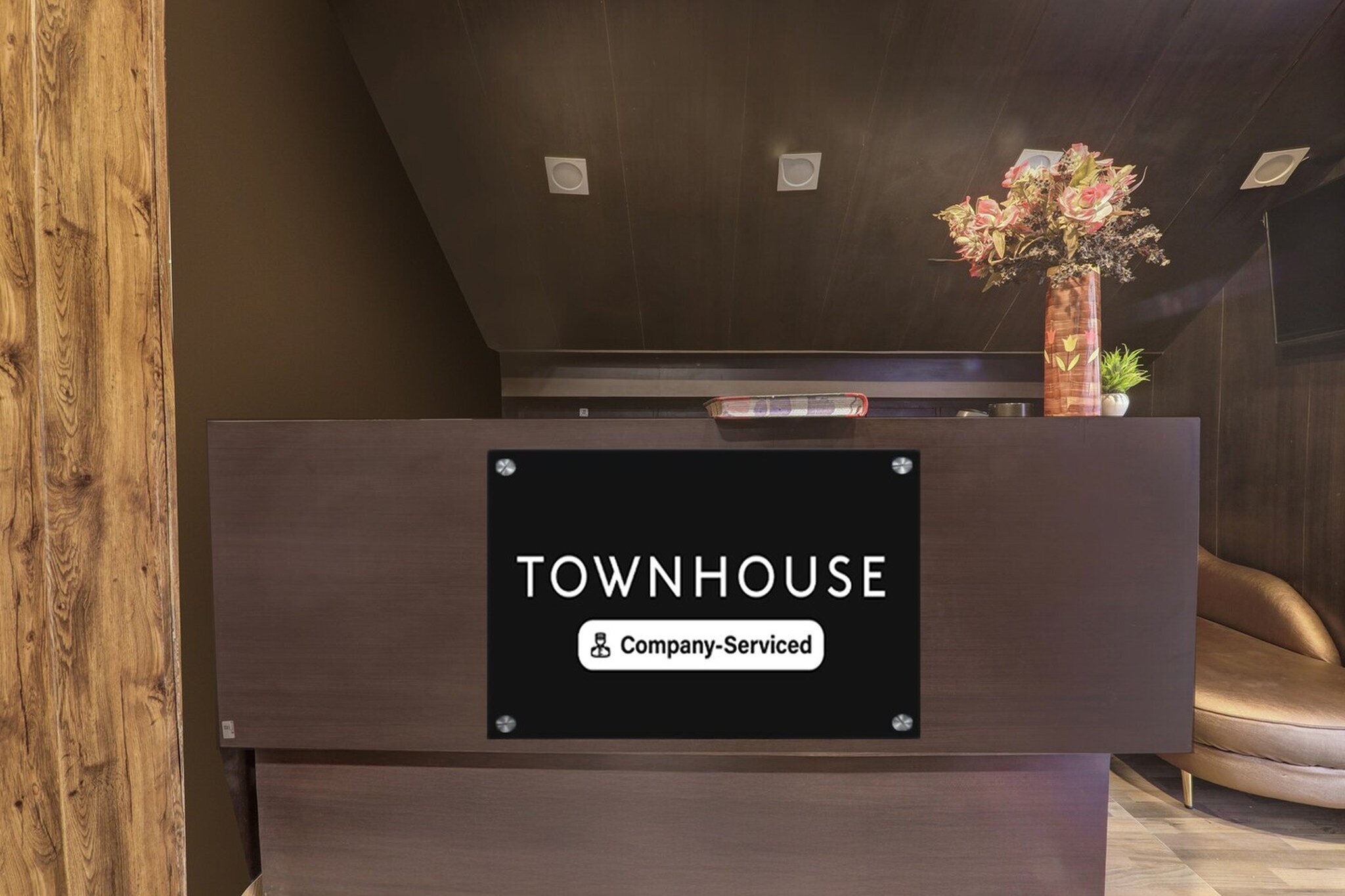 Ground floor: (bedroom(Parking, double bed, TV, seating area, air conditioning, Towels incl., telephone, Floor mattress), bathroom(bathtub or shower, shower, washbasin, toilet, shampoo, body soap, hot water))