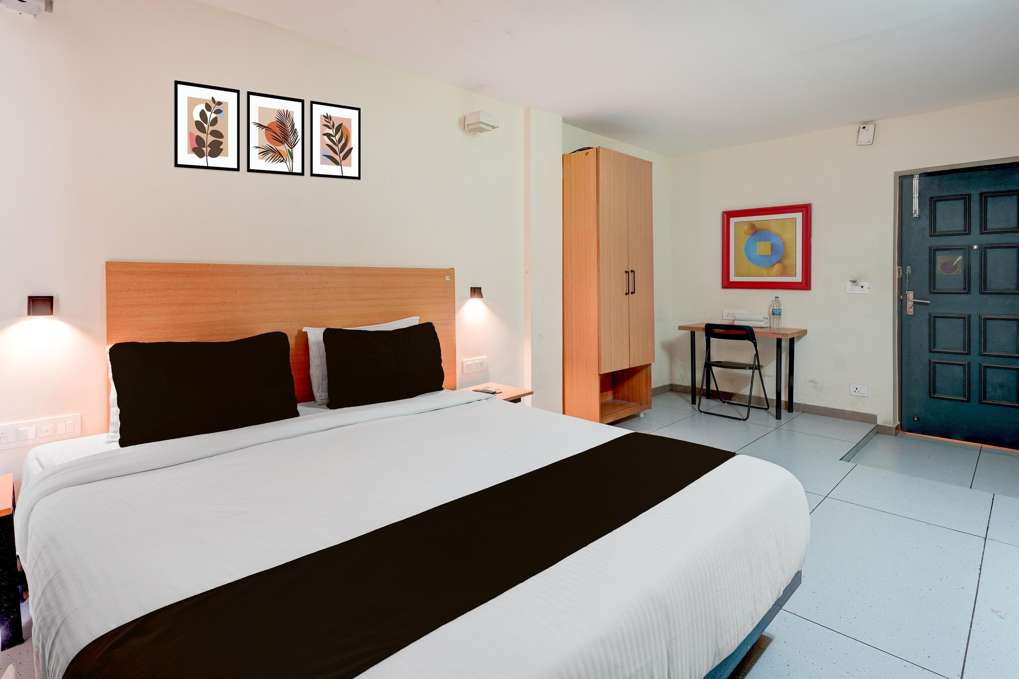 Ground floor: (bedroom(Parking, double bed, TV, seating area, air conditioning, lift, Towels incl., telephone), bathroom(bathtub or shower, shower, washbasin, toilet, shampoo, body soap, hot water))