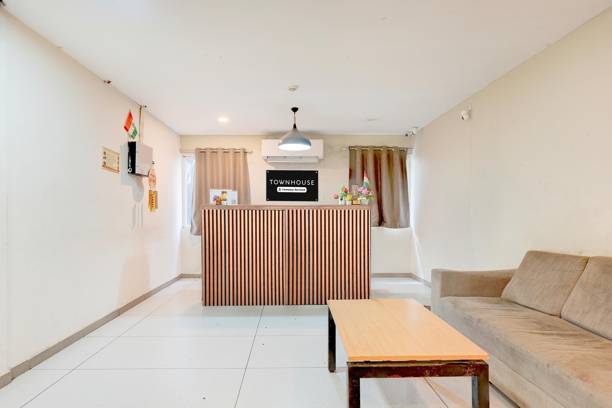 Ground floor: (bedroom(Parking, double bed, TV, seating area, air conditioning, lift, Towels incl., telephone), bathroom(bathtub or shower, shower, washbasin, toilet, shampoo, body soap, hot water))