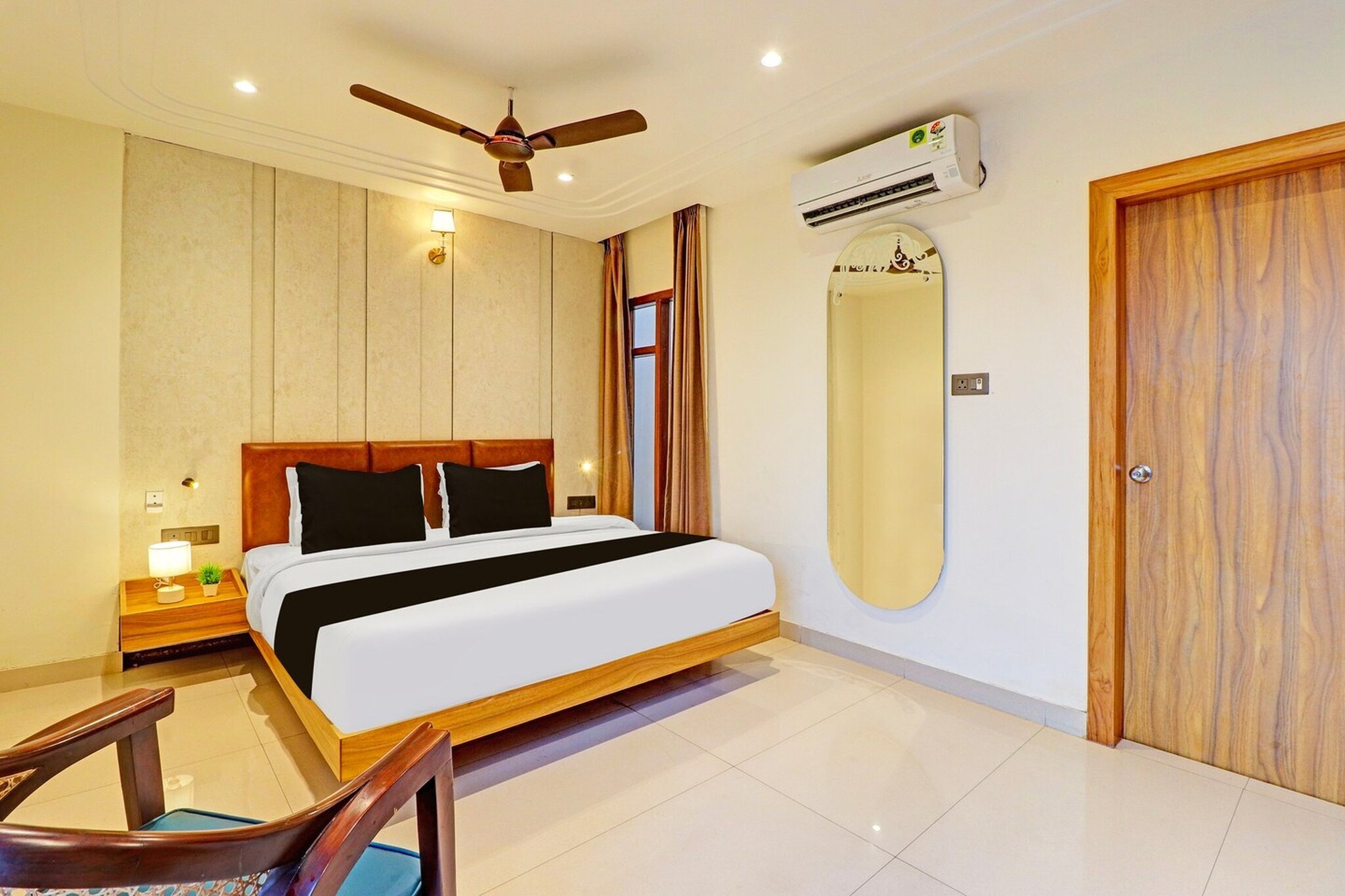 Super Townhouse Patel Nagar Near Saharanpur Chowk Dehradun is situated in Dehradun, 28 km from Gun Hill Point, Mussorie and 1.3 km from Dehradun Station. With a restaurant, the 4-star hotel has air-conditioned rooms with free WiFi, each with a private bathroom. The accommodation features room service, a 24-hour front desk and luggage storage for guests.
All rooms at the hotel are fitted with a seating area and a flat-screen TV with satellite channels. The rooms have a desk.
Guests at Super Townhouse Patel Nagar Near Saharanpur Chowk Dehradun can enjoy a continental breakfast.
Dehradun Clock Tower is 3.2 km from the accommodation, while Indian Military Academy is 6.1 km from the property. Dehradun Airport is 24 km away.
Early Check-In Policy: A full day’s room rate will be charged for check-ins before 6:00 AM. Complimentary early check-in is available between 6:00 AM and 10:00 AM, subject to room availability.
Check-in is only available to guests aged 18 and above. Please provide a government-issued ID to confirm your age.