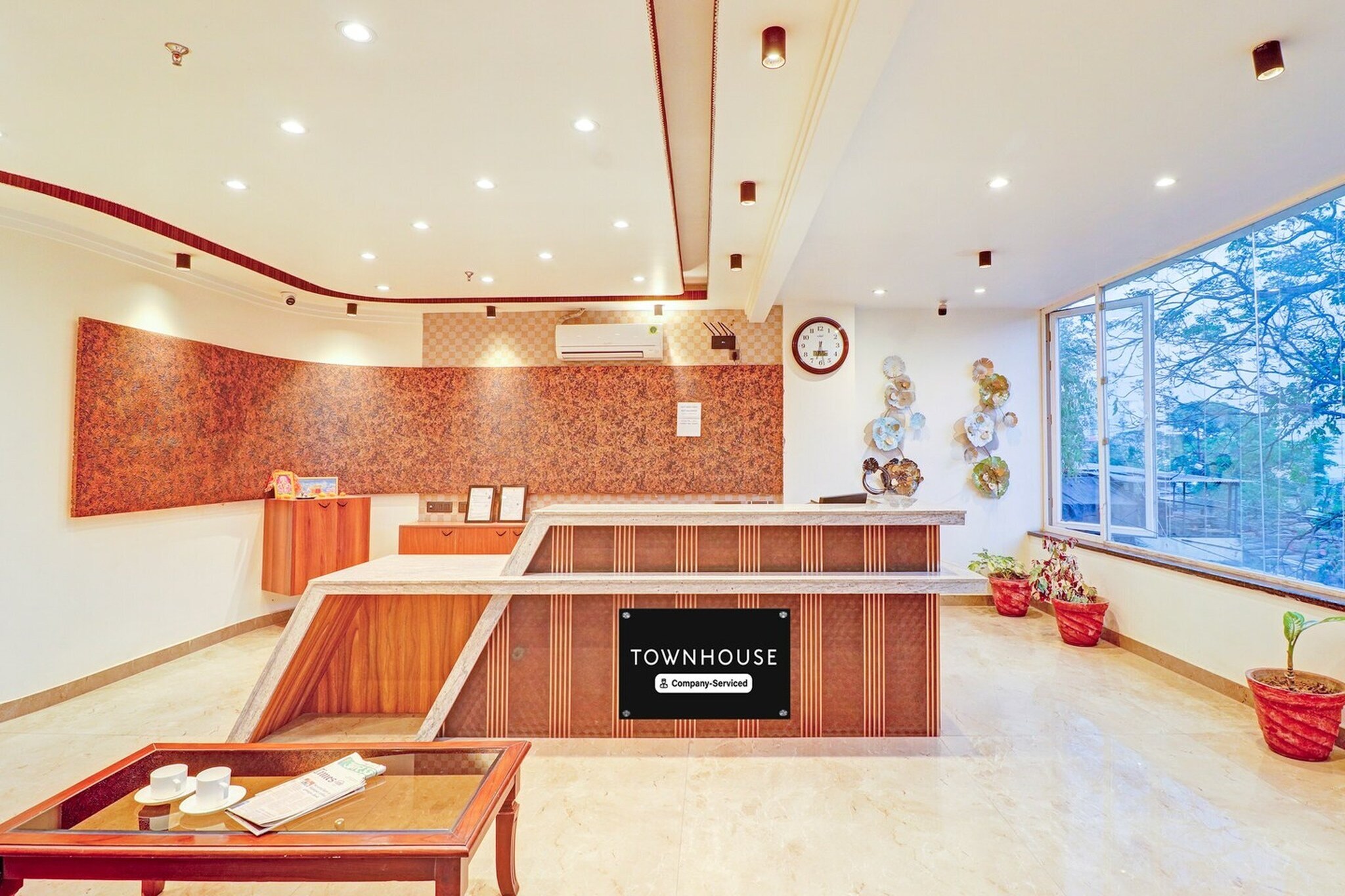 Ground floor: (bedroom(double bed, TV, seating area, air conditioning, lift, Towels incl., telephone, Floor mattress), bathroom(bathtub or shower, shower, washbasin, toilet, shampoo, body soap, hot water))