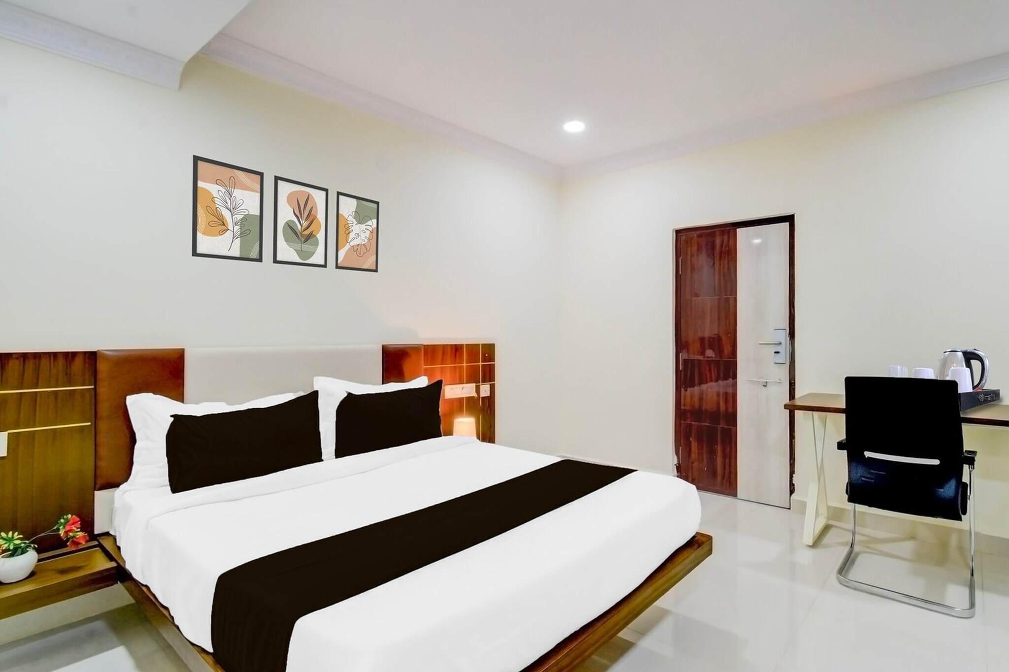 Ground floor: (bedroom(double bed, TV, seating area, air conditioning, lift, Towels incl., telephone), bathroom(bathtub or shower, shower, washbasin, toilet, shampoo, body soap, hot water))