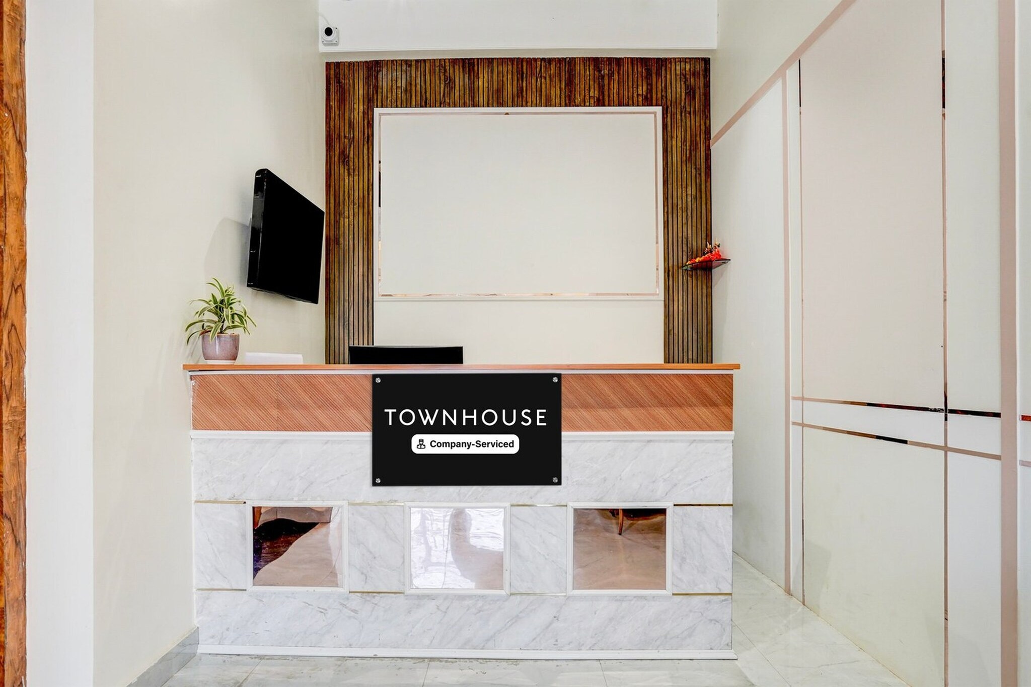 Ground floor: (bedroom(double bed, TV, seating area, air conditioning, Towels incl., telephone), bathroom(bathtub or shower, shower, washbasin, toilet, shampoo, body soap, hot water))