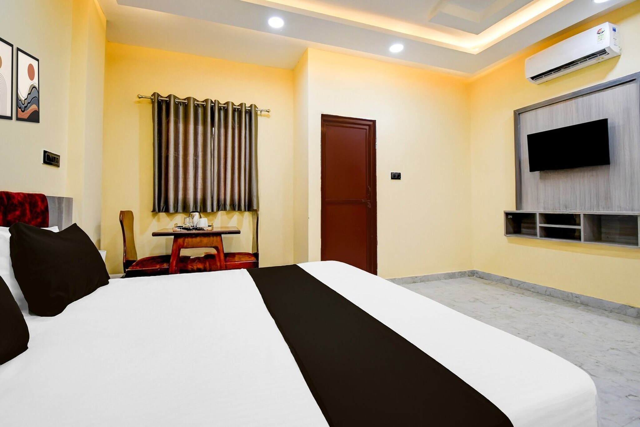 Super Townhouse Taramandal Near Sahara States provides accommodation in Gorakhpur. Featuring a restaurant, the 4-star hotel has air-conditioned rooms with free WiFi, each with a private bathroom. The accommodation features room service, a 24-hour front desk and luggage storage for guests.
At the hotel, rooms come with a desk. The rooms at Super Townhouse Taramandal Near Sahara States are fitted with a seating area and a flat-screen TV with satellite channels.
Gorakhpur Airport is 10 km from the property.
Unmarried couples are warmly welcome at this property.
Guests with local ID proof are warmly welcome.
Early Check-In Policy: A full day’s room rate will be charged for check-ins before 6:00 AM. Complimentary early check-in is available between 6:00 AM and 10:00 AM, subject to room availability.
Check-in is only available to guests aged 18 and above. Please provide a government-issued ID to confirm your age.