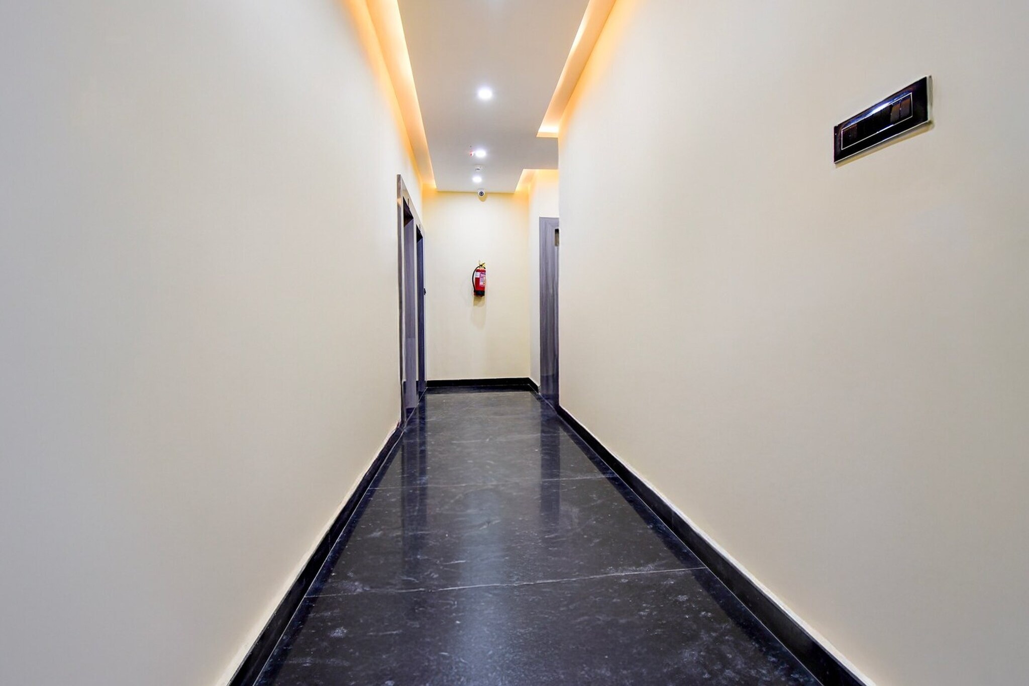 Ground floor: (bedroom(double bed, TV, seating area, air conditioning, lift, Towels incl., telephone, Floor mattress), bathroom(bathtub or shower, shower, washbasin, toilet, shampoo, body soap, hot water))