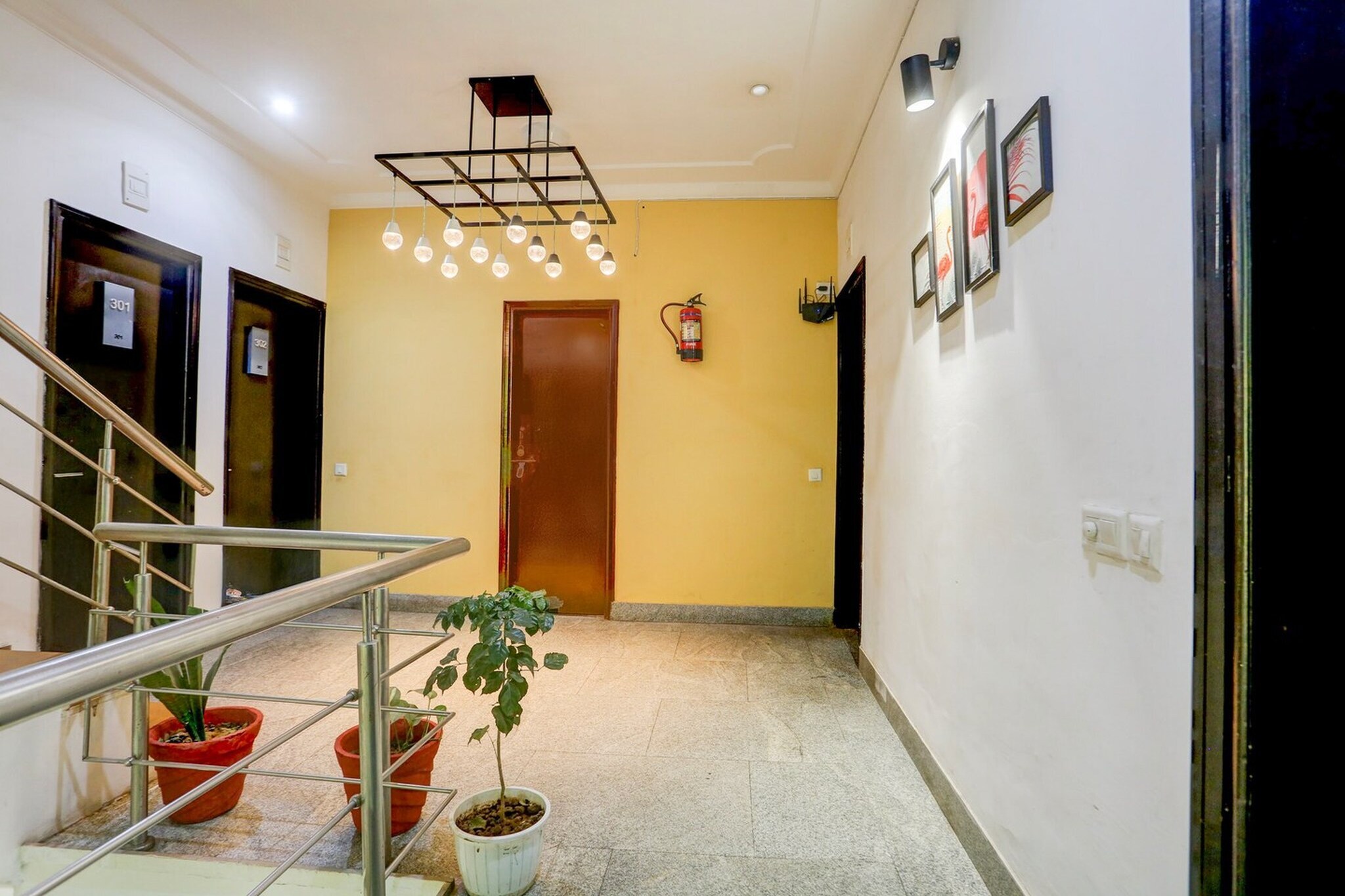 Ground floor: (bedroom(double bed, TV, seating area, air conditioning, Towels incl., telephone), bathroom(bathtub or shower, shower, washbasin, toilet, shampoo, body soap, hot water))