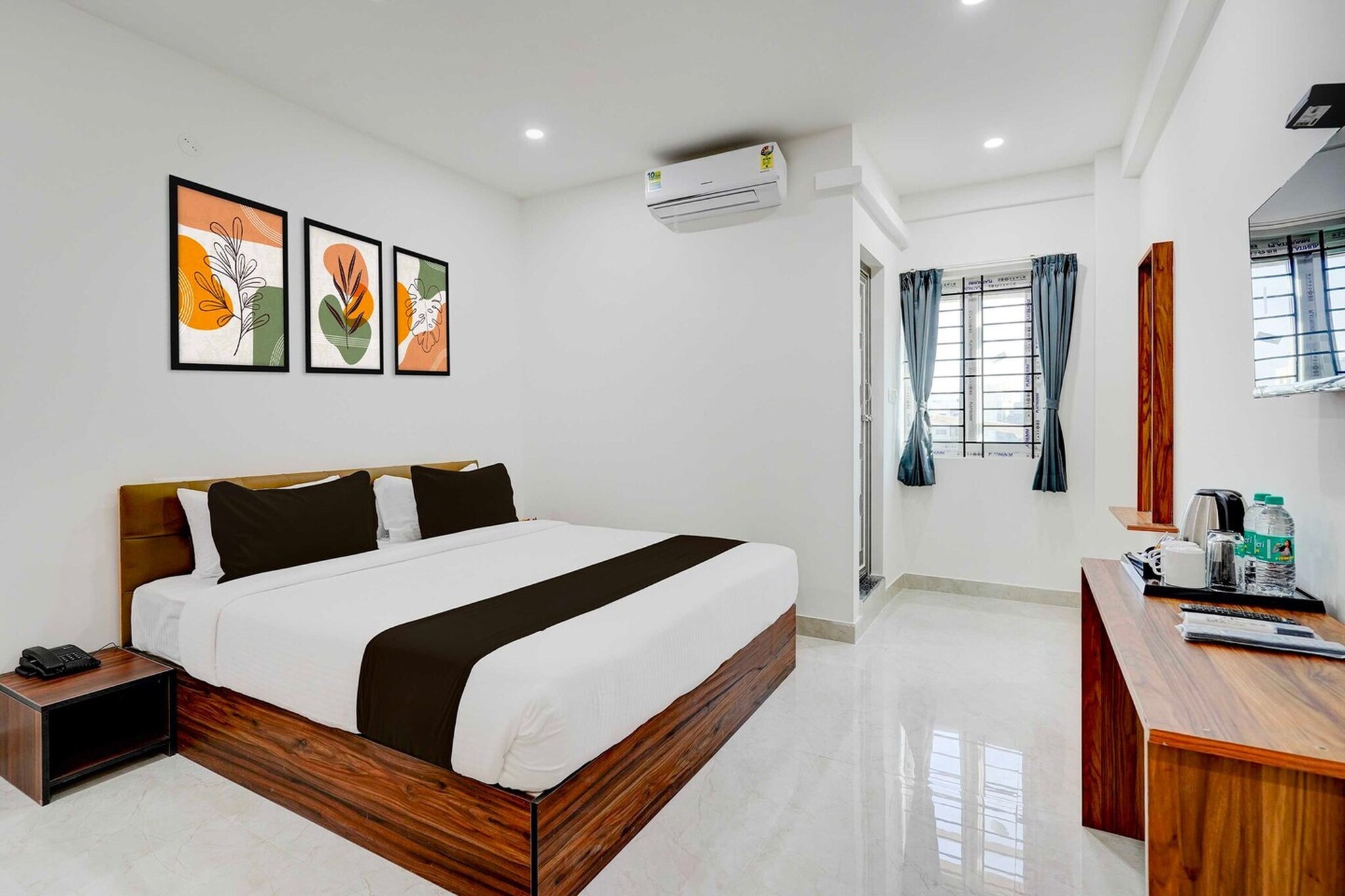 Ground floor: (bedroom(double bed, TV, seating area, air conditioning, lift, Towels incl., telephone), bathroom(bathtub or shower, shower, washbasin, toilet, shampoo, body soap, hot water))
