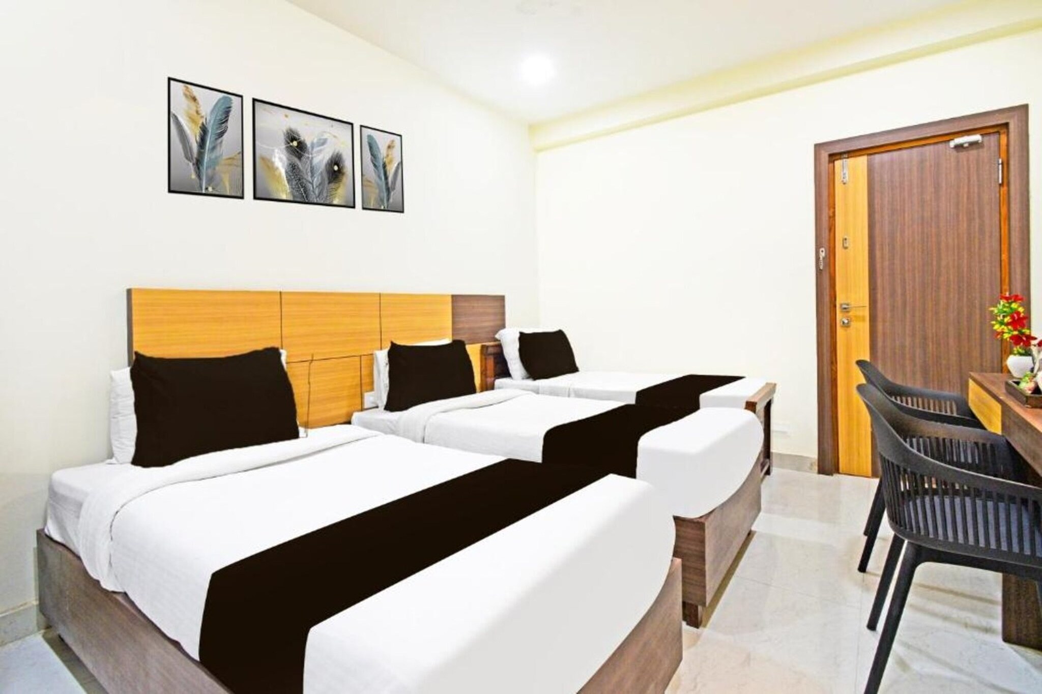 Ground floor: (bedroom(double bed, TV, seating area, air conditioning, telephone), bathroom(bathtub or shower, shower, washbasin, toilet, Towels incl., shampoo, body soap, hot water), parking, lift)