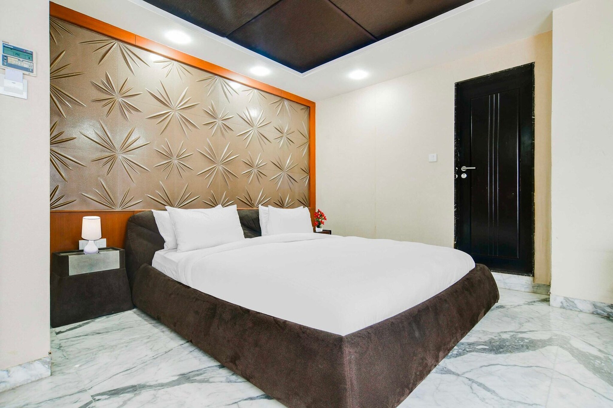 Ground floor: (bedroom(double bed, TV, seating area, air conditioning, lift, Towels incl., telephone), bathroom(bathtub or shower, shower, washbasin, toilet, shampoo, body soap, hot water))