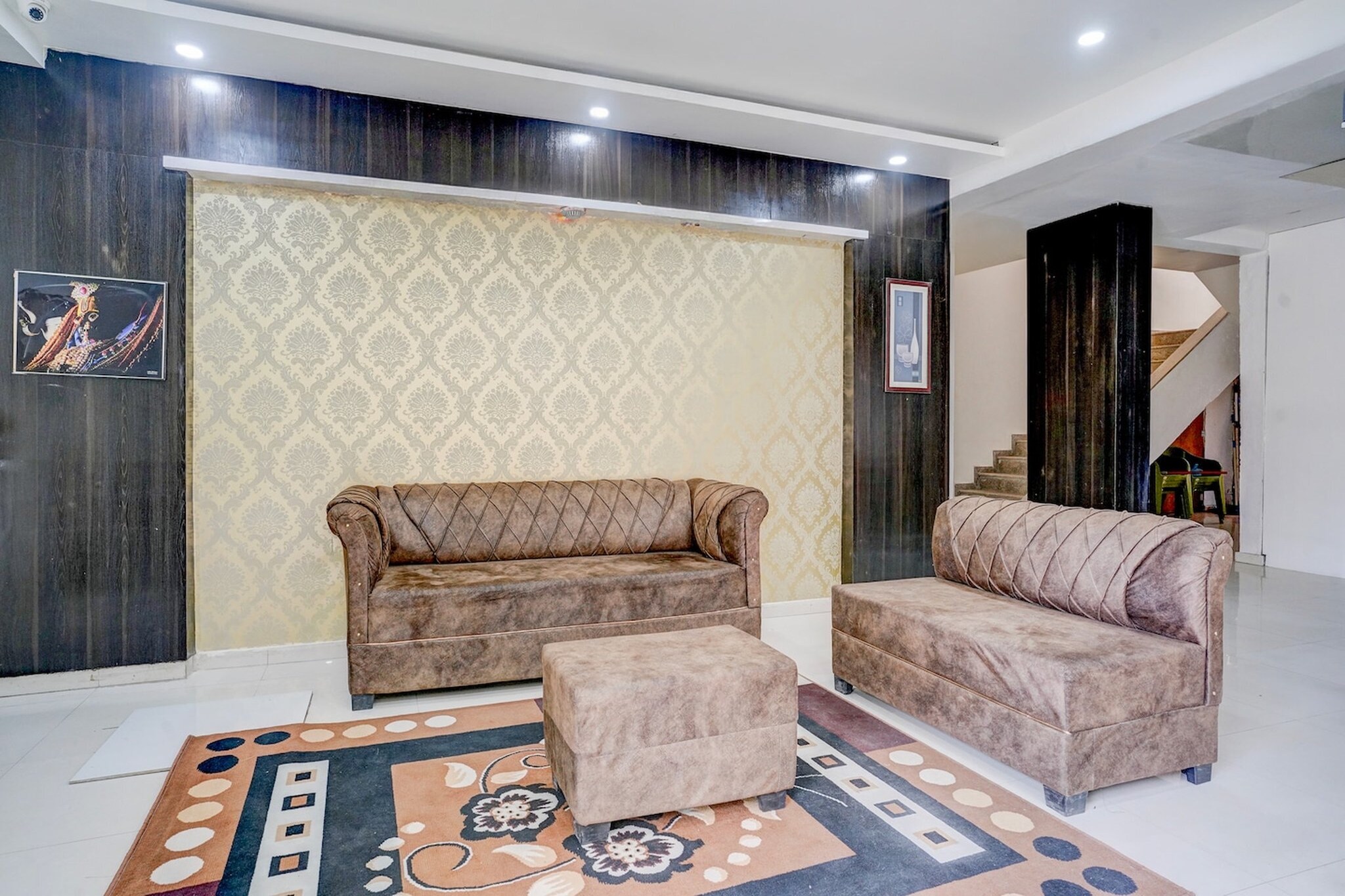 Ground floor: (bedroom(double bed, TV, seating area, air conditioning, lift, Towels incl., telephone, Floor mattress), bathroom(bathtub or shower, shower, washbasin, toilet, shampoo, body soap, hot water))