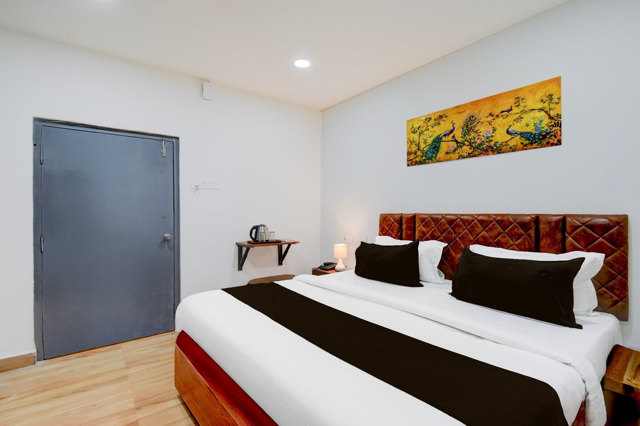 Ground floor: (bedroom(double bed, TV, seating area, air conditioning, lift, Towels incl., telephone, Floor mattress), bathroom(bathtub or shower, shower, washbasin, toilet, shampoo, body soap, hot water))