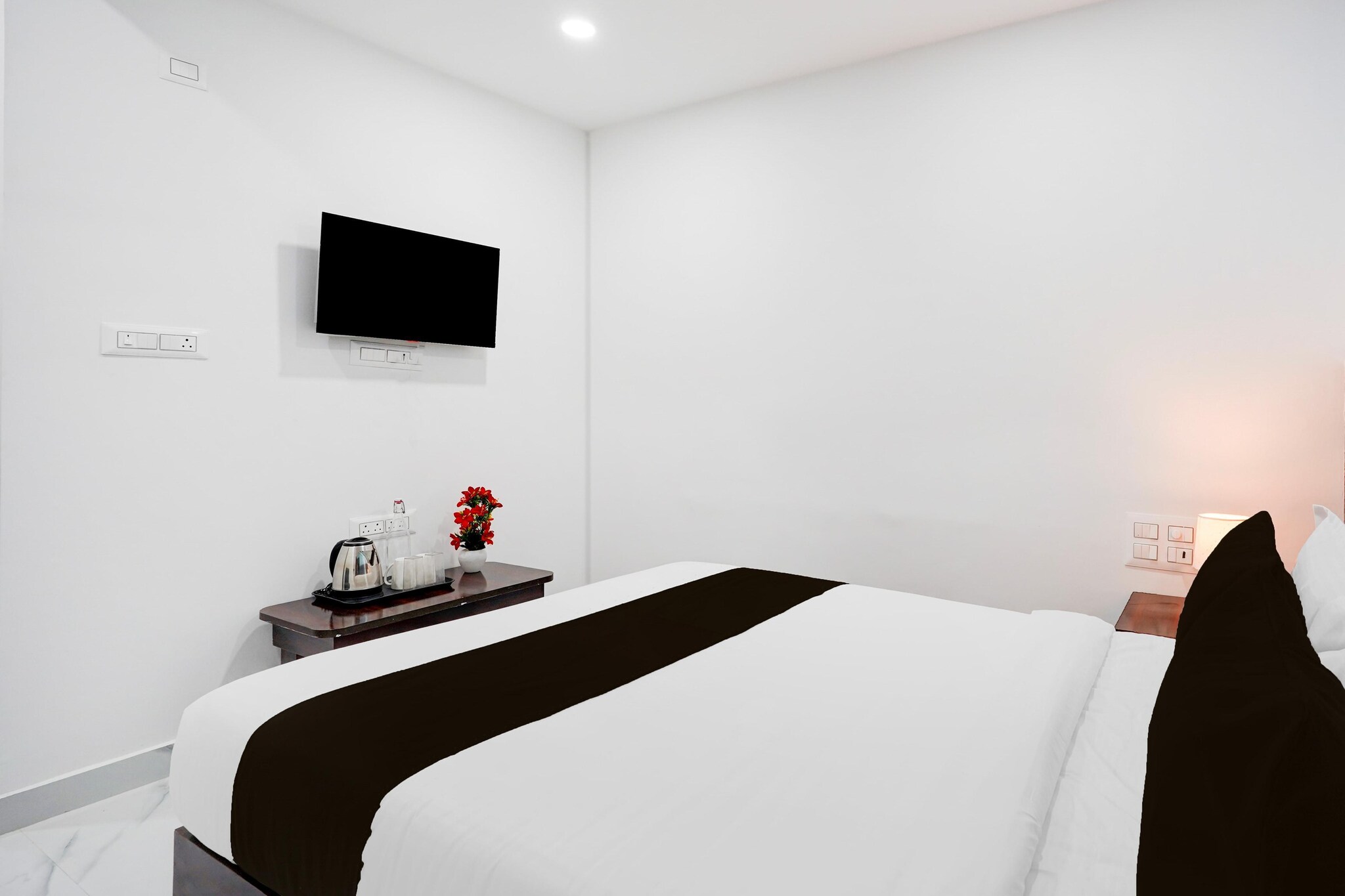 Located within 4.7 km of The Heritage Centre & Aerospace Museum and 5.5 km of Brigade Road, Townhouse Jeevan Bima Nagar HAL Road provides rooms with air conditioning and a private bathroom in Bangalore. This 4-star hotel offers room service, a 24-hour front desk and free WiFi. The hotel features family rooms.
Guest rooms at the hotel are equipped with a seating area, a flat-screen TV with satellite channels and a private bathroom with free toiletries and a shower. All units include a desk.
Commercial Street is 6 km from Townhouse Jeevan Bima Nagar HAL Road, while Chinnaswamy Stadium is 7 km away. Kempegowda International Airport is 34 km from the property.
Unmarried couples are warmly welcome at this property.
Guests with local ID proof are warmly welcome.
Early Check-In Policy: A full day’s room rate will be charged for check-ins before 6:00 AM. Complimentary early check-in is available between 6:00 AM and 10:00 AM, subject to room availability.
Check-in is only available to guests aged 18 and above. Please provide a government-issued ID to confirm your age.