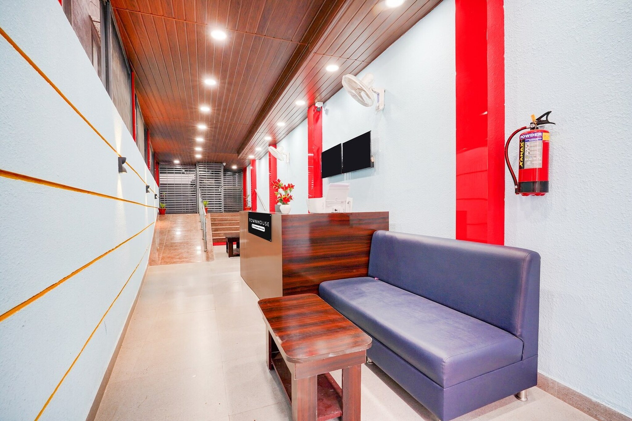 Ground floor: (bedroom(double bed, TV, seating area, air conditioning, lift, Towels incl., telephone), bathroom(bathtub or shower, shower, washbasin, toilet, shampoo, body soap, hot water))