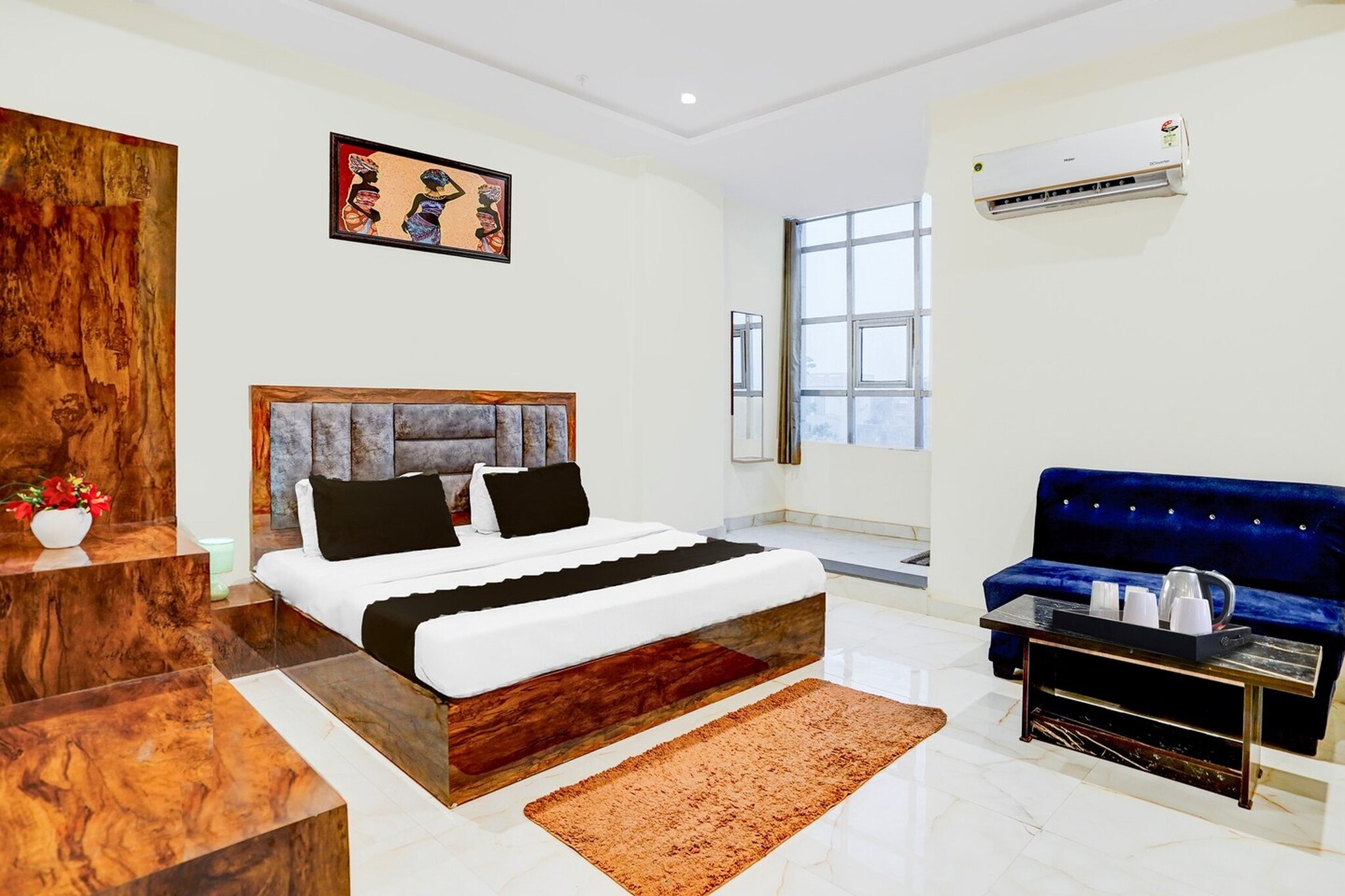 Set within 33 km of Bharatpur Railway Station and 45 km of Akbar's Tomb, Townhouse Narholi Bridge Mathura offers rooms with air conditioning and a private bathroom in Mathura. This 3-star hotel offers room service, a 24-hour front desk and free WiFi. The hotel features family rooms.

The units at the hotel come with a seating area, a flat-screen TV with satellite channels and a private bathroom with free toiletries and a bath or shower. All rooms feature a desk.

Mathura Railway Station is 1.7 km from Townhouse Narholi Bridge Mathura. Agra Airport is 52 km away.

Unmarried couples are warmly welcome at this property.
Guests with local ID proof are warmly welcome.
Early Check-In Policy: A full day’s room rate will be charged for check-ins before 6:00 AM. Complimentary early check-in is available between 6:00 AM and 10:00 AM, subject to room availability.
Check-in is only available to guests aged 18 and above. Please provide a government-issued ID to confirm your age.
