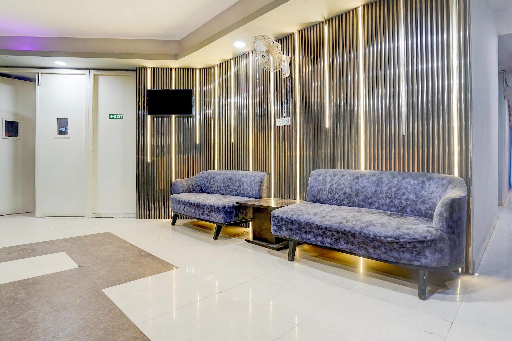 Ground floor: (bedroom(double bed, seating area, air conditioning, Towels incl., telephone, Floor mattress), bathroom(bathtub or shower, shower, washbasin, toilet, shampoo, body soap, hot water))