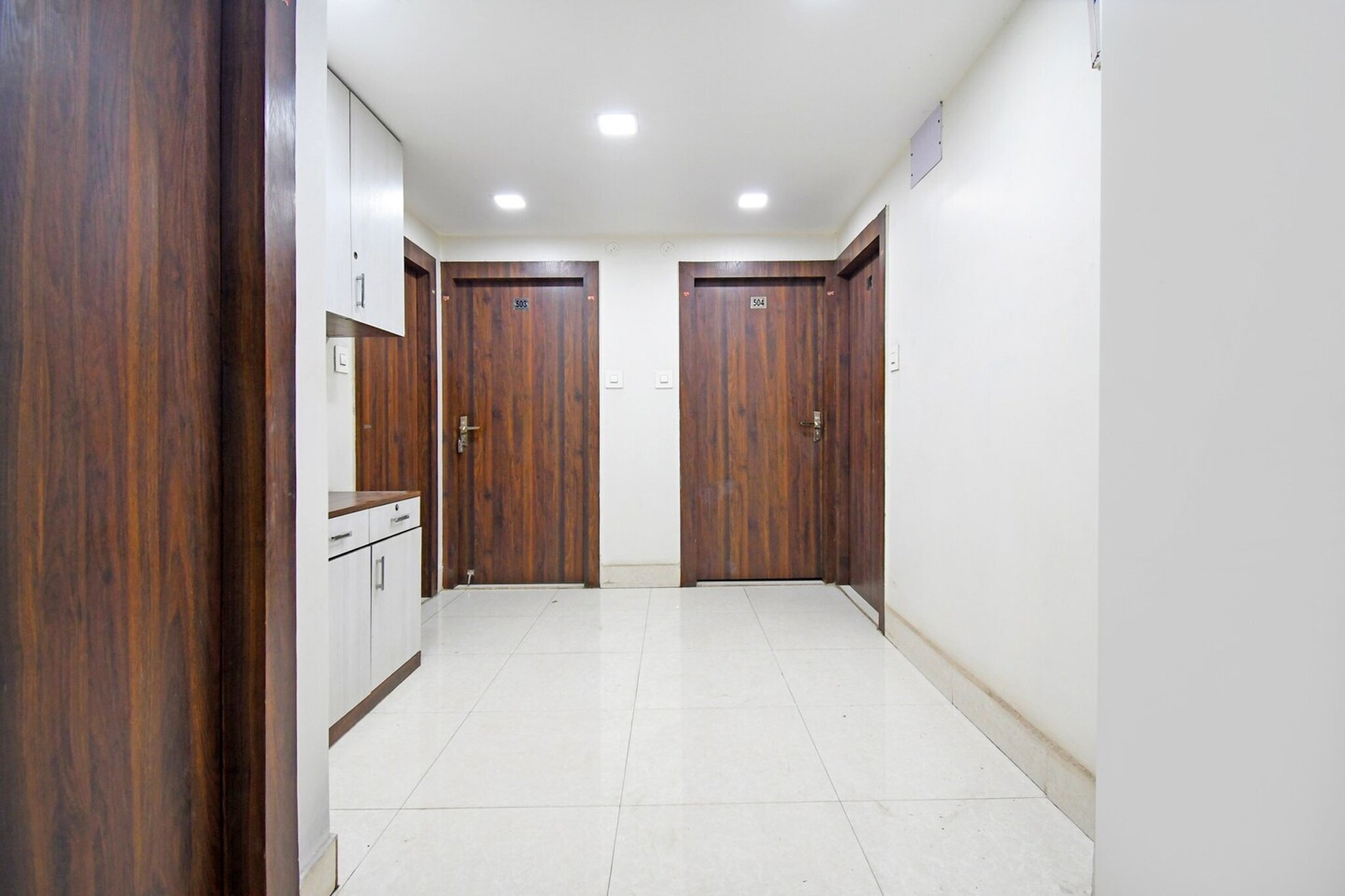 Ground floor: (bedroom(Parking, double bed, TV, seating area, air conditioning, lift, Towels incl., telephone), bathroom(bathtub or shower, shower, washbasin, toilet, shampoo, body soap, hot water))