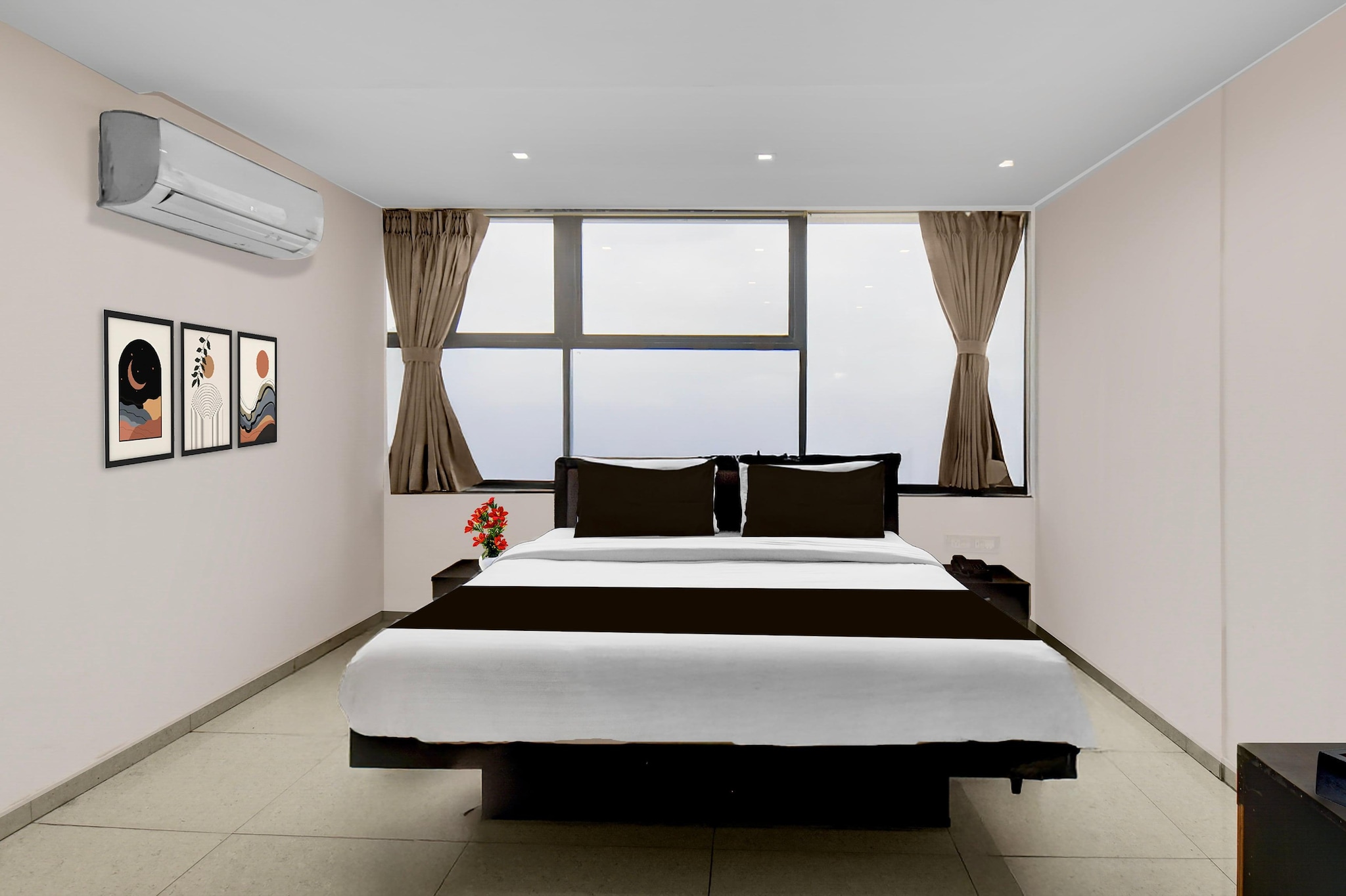 Ground floor: (bedroom(Parking, double bed, TV, seating area, air conditioning, lift, Towels incl., telephone, Floor mattress), bathroom(bathtub or shower, shower, washbasin, toilet, shampoo, body soap, hot water))