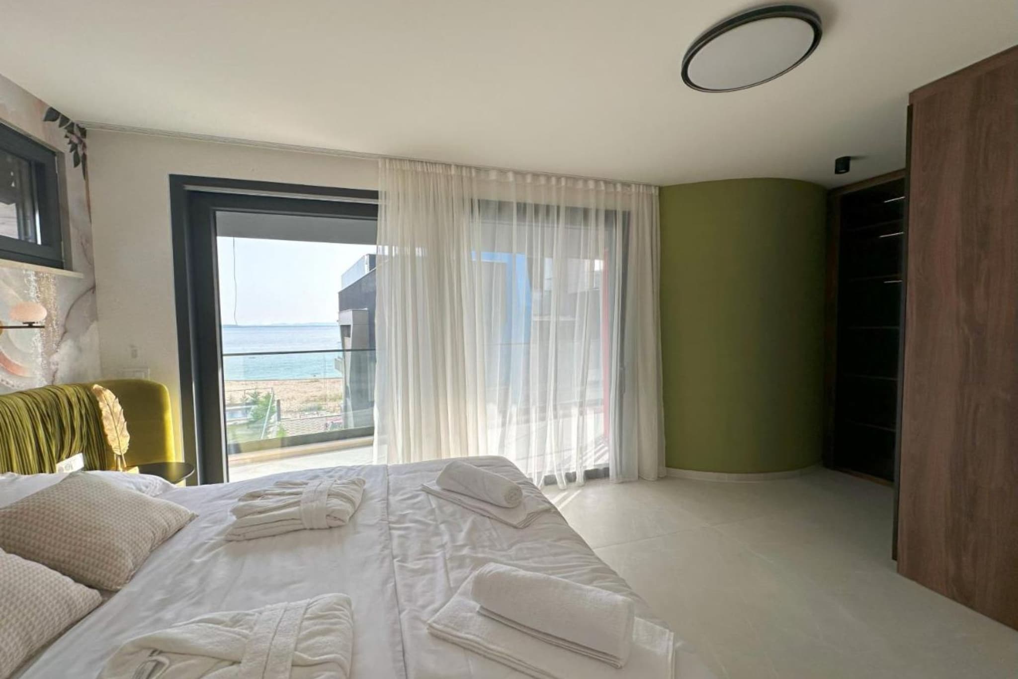 Leonarda Waterfront Residences- Three-Bedroom Penthouse with Infinity Pool (The Skyview Penthouse) - S4-Slaapkamer