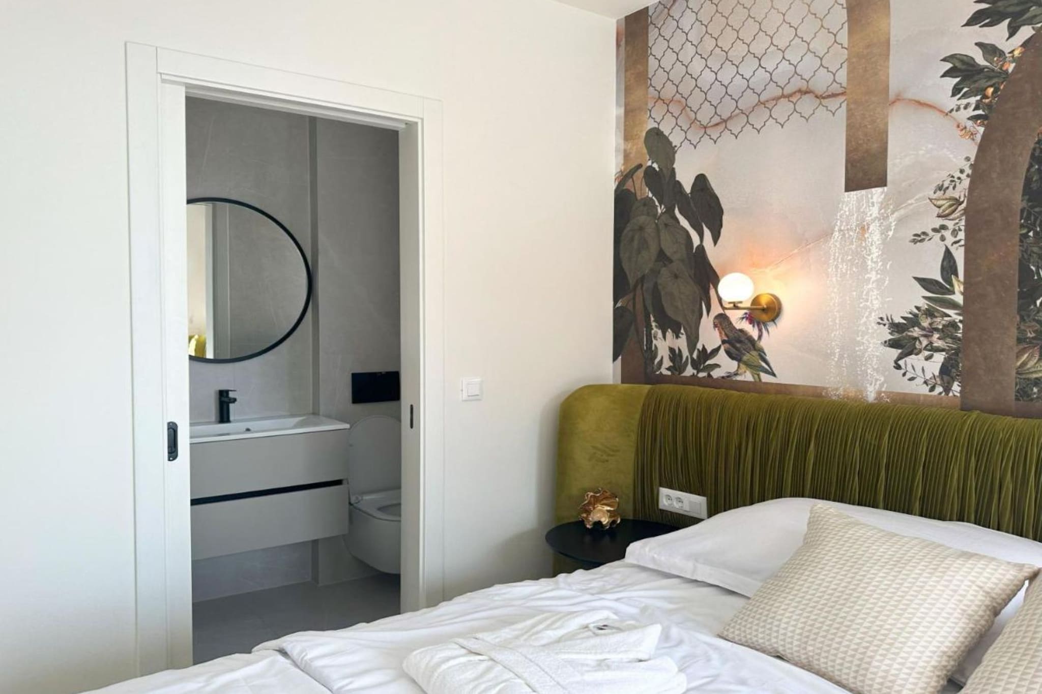 Leonarda Waterfront Residences- Three-Bedroom Penthouse with Infinity Pool (The Skyview Penthouse) - S4-Slaapkamer
