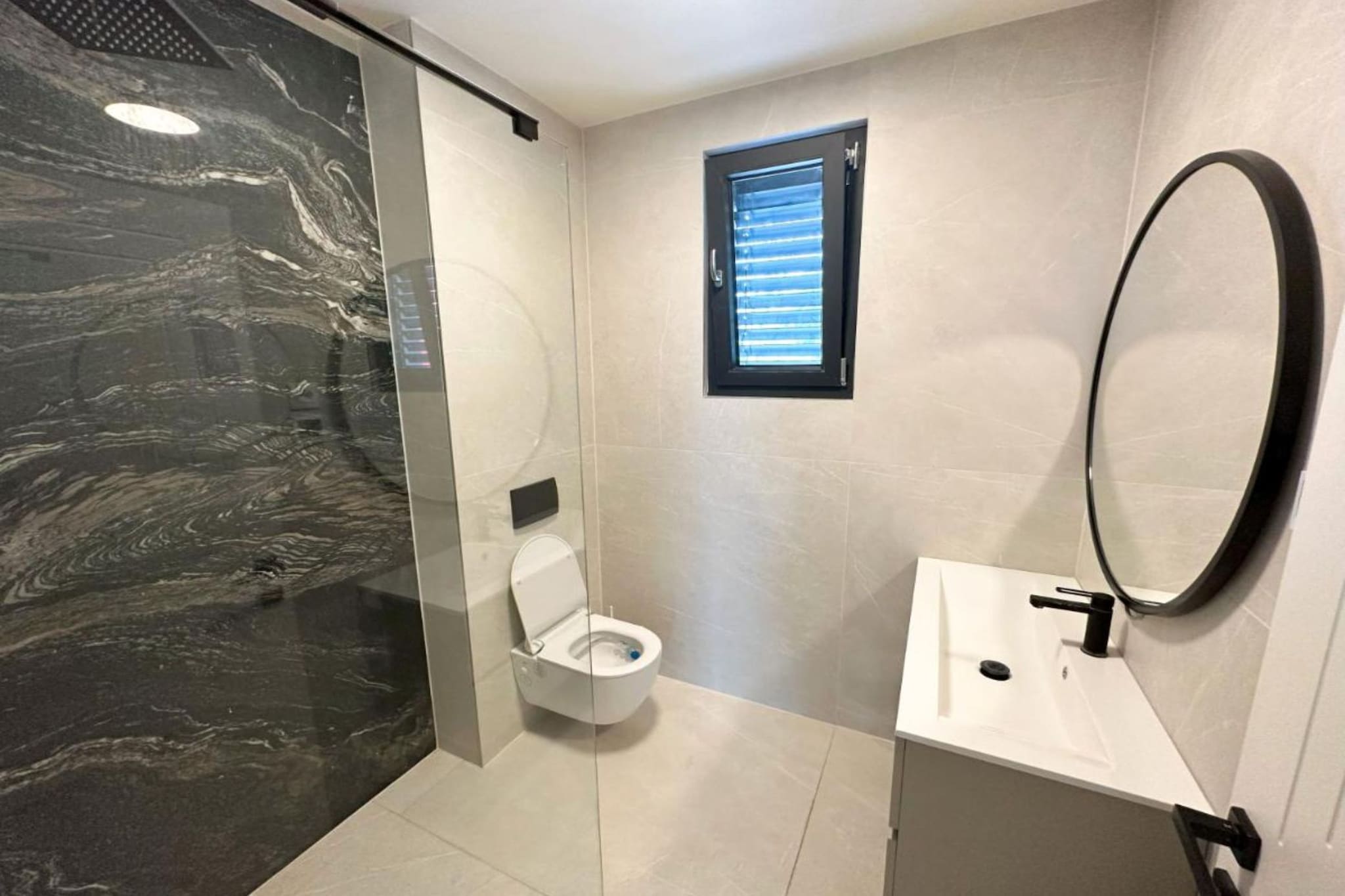 Leonarda Waterfront Residences- One-Bedroom Apartment With Terrace (The Sunset One) -S2-Badkamer