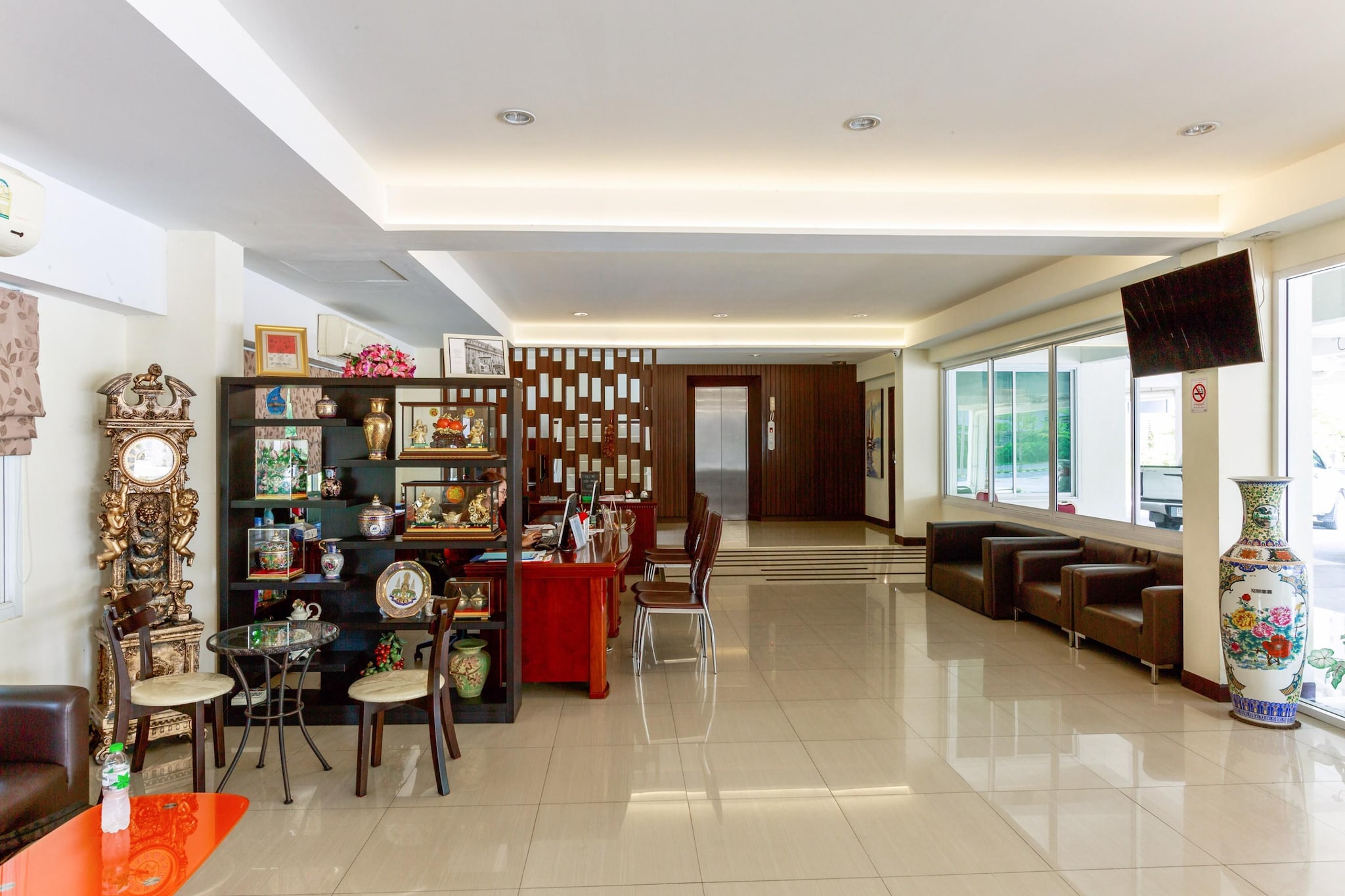 Ground floor: (bedroom(double bed, double bed, TV, seating area, air conditioning, telephone), bathroom(shower, toilet, bidet, Towels incl., shampoo, body soap))\n\nMeeting room, Reception, Parking, lift, Surveillance camera