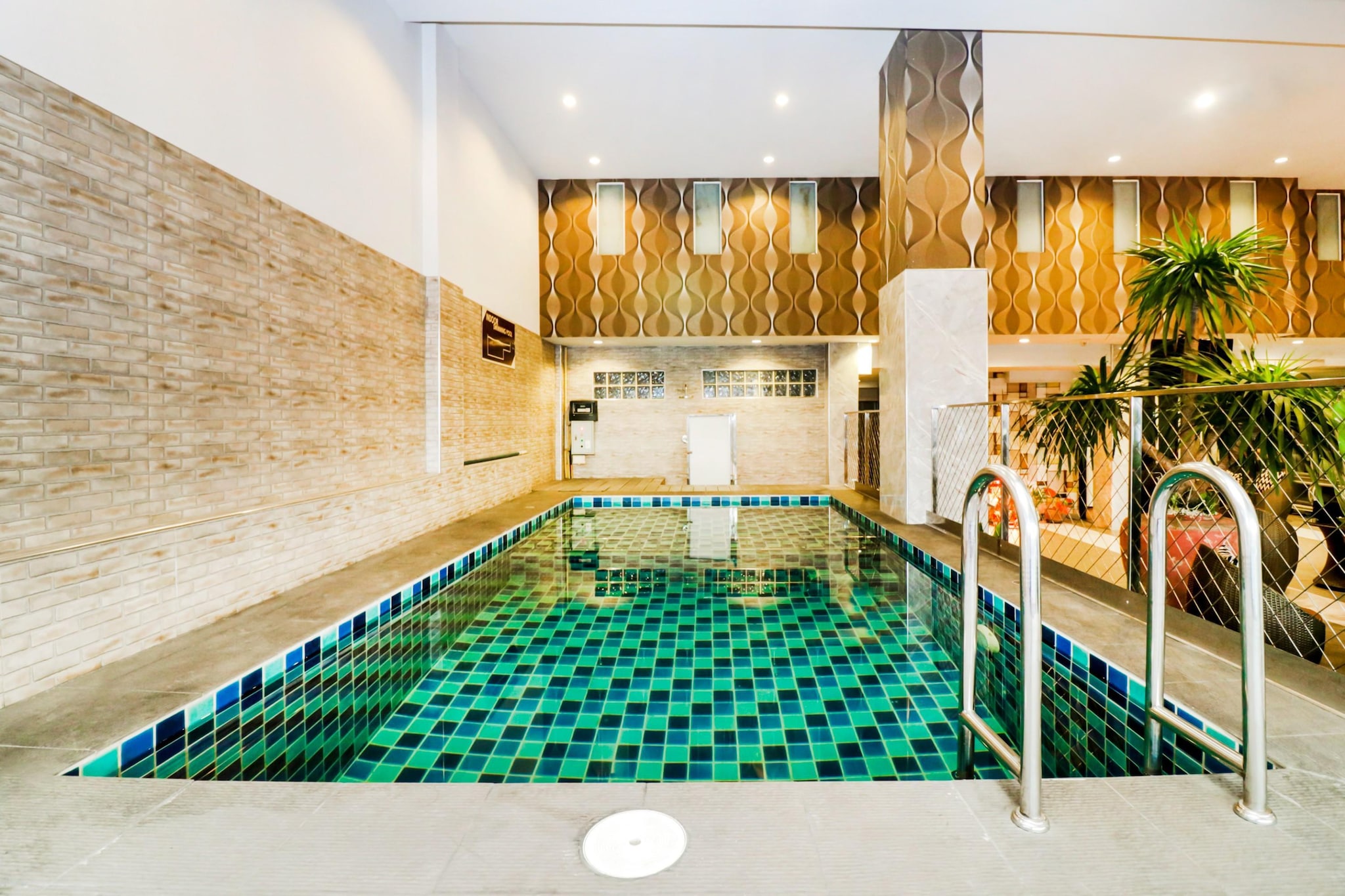 Ground floor: (bedroom(Internet access, single bed, single bed, seating area, air conditioning, telephone, Trash compactor), bathroom(shower, washbasin, toilet, Towels incl., shampoo, body soap, Essentials))\n\nparking, swimming pool(shared with other guests, indoor), lift, Surveillance camera