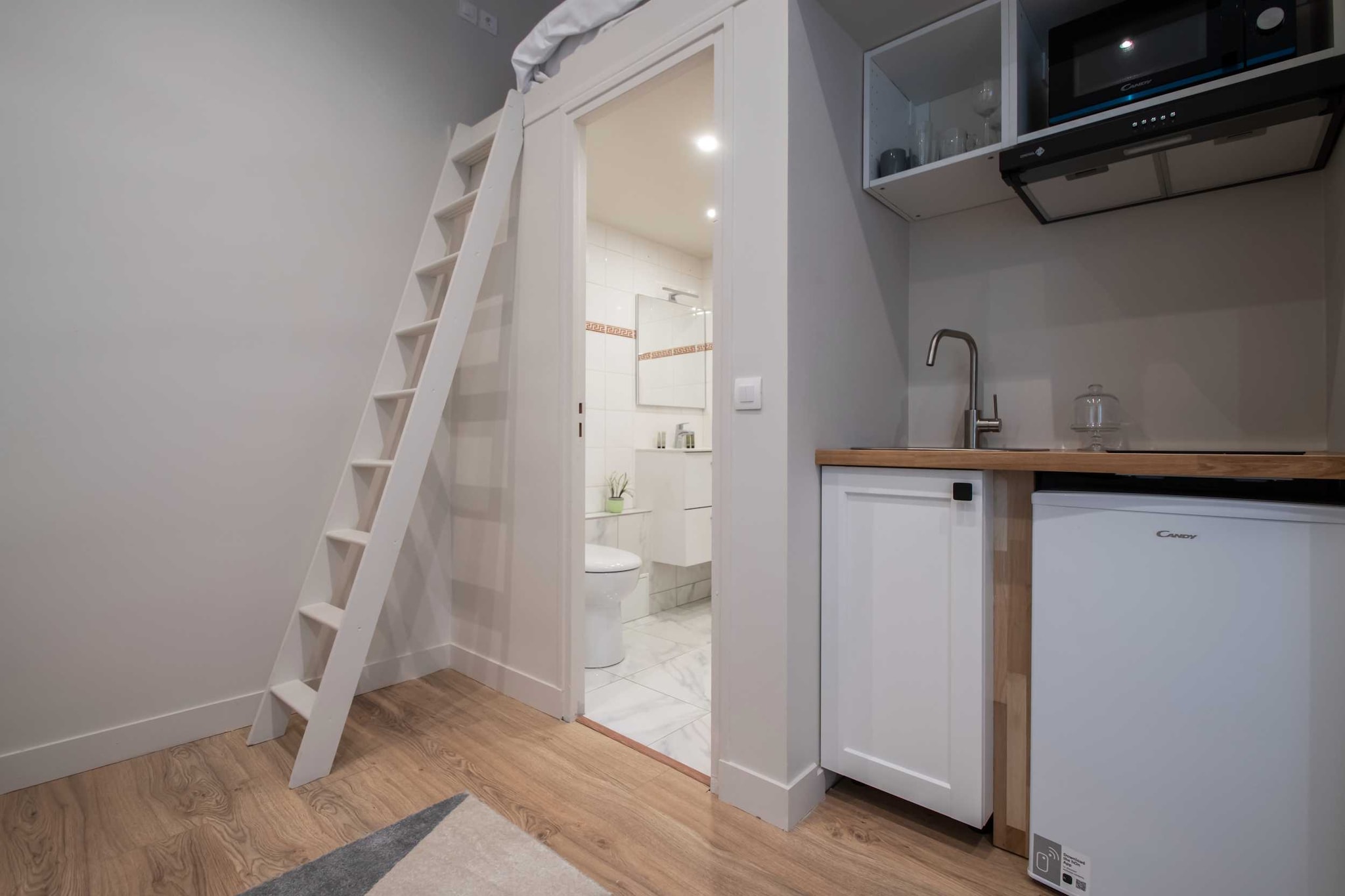 Ground floor: (Living room(double bed, TV, dining table, seating area), Kitchen(stove, hob, electric kettle, toaster, coffee machine, oven, microwave, fridge, dishes and cutlery, Cooking basics, Coffee, Wine glasses), bathroom(shower, washbasin, toilet, hairdryer, Towels incl., shampoo, body soap, hot water))\n\nBed Linen, Desk, Internet Access DSL, Safe, Wardrobe, First Aid, Play area, heating, air conditioning, Essentials, Dedicated workspace, Carbon monoxide detector, Cleaning Disinfection, Downtown, Enhanced cleaning practices, Long term stays allowed, Room-darkening shades, Town