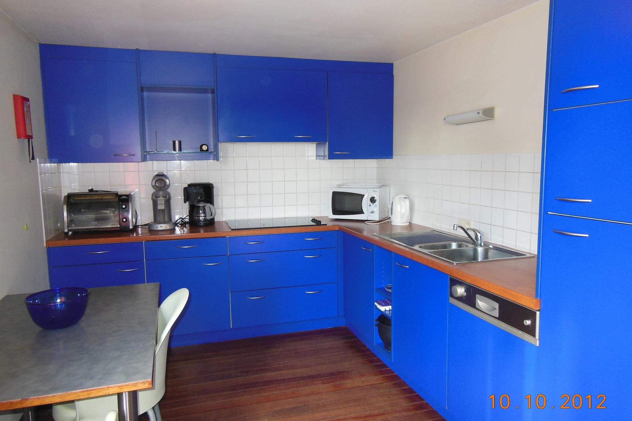 Ground floor: (Living room(TV(smart TV), seating area, radio), dining room(dining table(10 persons), high chair, high chair, high chair, high chair), Kitchen(dining table, electric kettle, cooker, hood, coffee machine, espresso machine, oven, microwave, dishwasher, fridge-freezer, washbasin), bathroom(shower, washbasin, toilet), bathroom(bath tub, washbasin, washbasin, toilet))\n\nOn the 1st floor: (bedroom(double bed(160 x 200 cm)), bedroom(single bed(90 x 200 cm), single bed(90 x 200 cm)), bedroom(double bed(160 x 200 cm)), bedroom(single bed(90 x 200 cm), single bed(95 x 200 cm)), mezzanine)\n\nBasement: (Living room(TV(smart TV)), bedroom(single bed(90 x 200 cm), single bed(90 x 200 cm)), bedroom(single bed(90 x 200 cm), single bed(90 x 200 cm)), bathroom(shower, washbasin, toilet), bathroom(bath tub, washbasin, washbasin, toilet), washing room(washing machine, drying cabinet), playroom(table football, darts, billiards), relaxation area(sauna))\n\nheating(central), terrace, garden, garden furniture, BBQ, boules court, 2x children\'s bed, Swing set