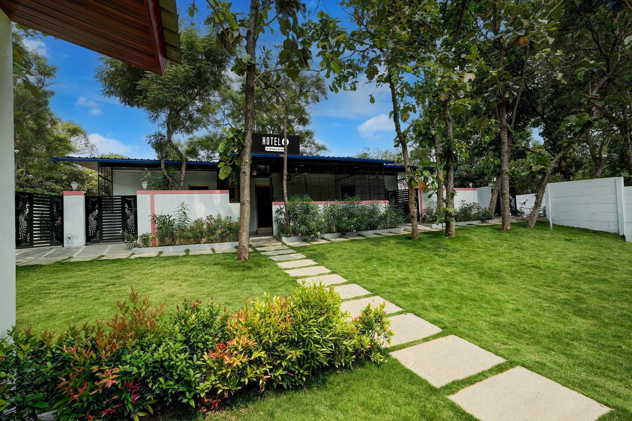 Ground floor: (bedroom(double bed, TV, seating area, air conditioning, Towels incl., telephone), bathroom(bathtub or shower, shower, washbasin, toilet, shampoo, body soap, hot water), parking)