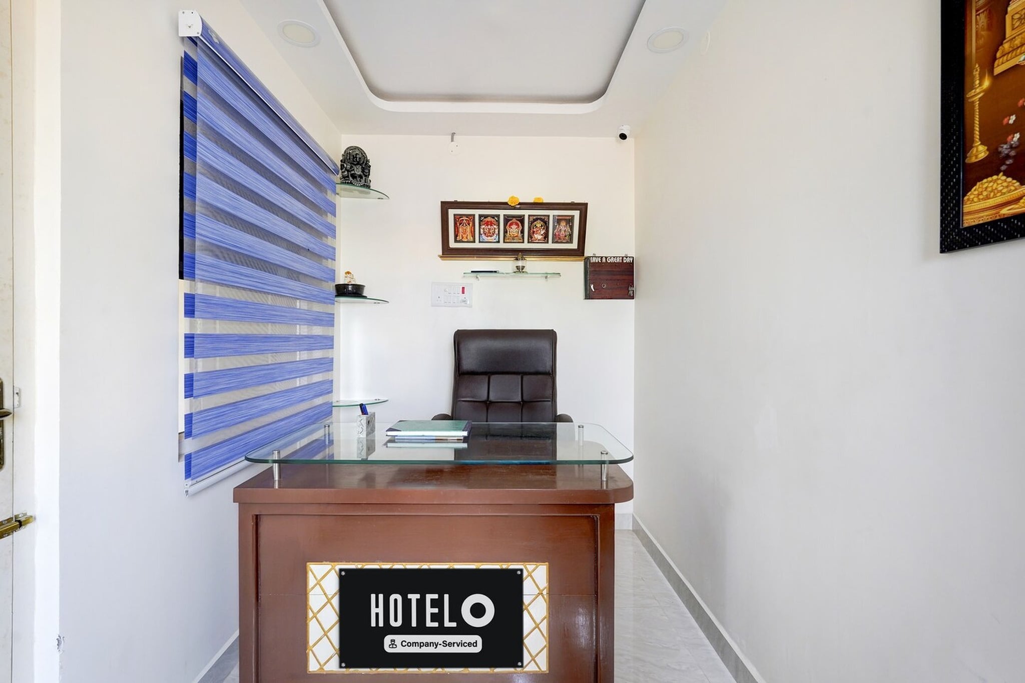 Ground floor: (bedroom(double bed, TV, seating area, air conditioning, Towels incl., telephone), bathroom(bathtub or shower, shower, washbasin, toilet, shampoo, body soap, hot water), parking)