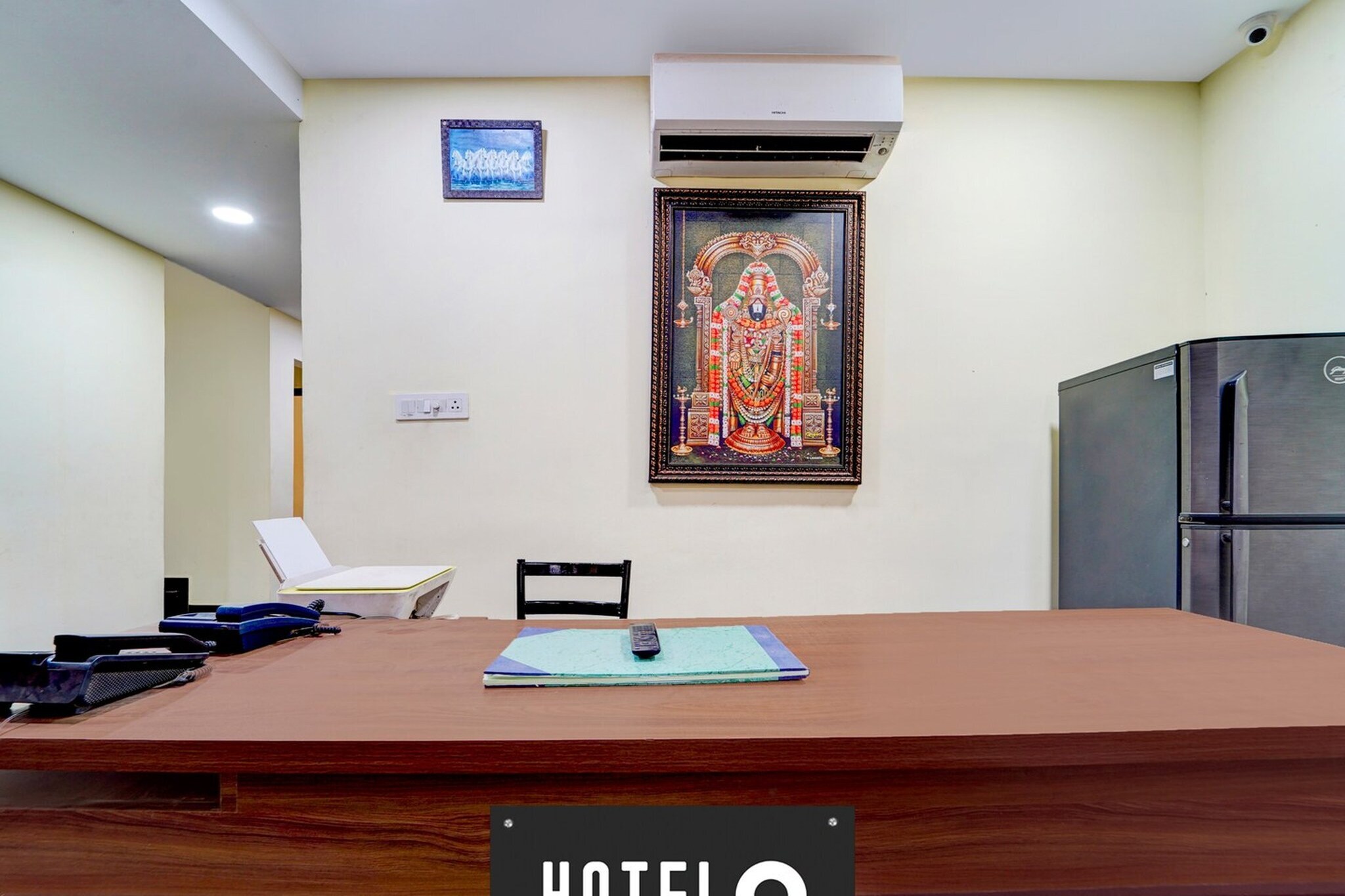 Ground floor: (bedroom(double bed, TV, seating area, air conditioning, Towels incl., telephone), bathroom(bathtub or shower, shower, washbasin, toilet, shampoo, body soap, hot water), parking)