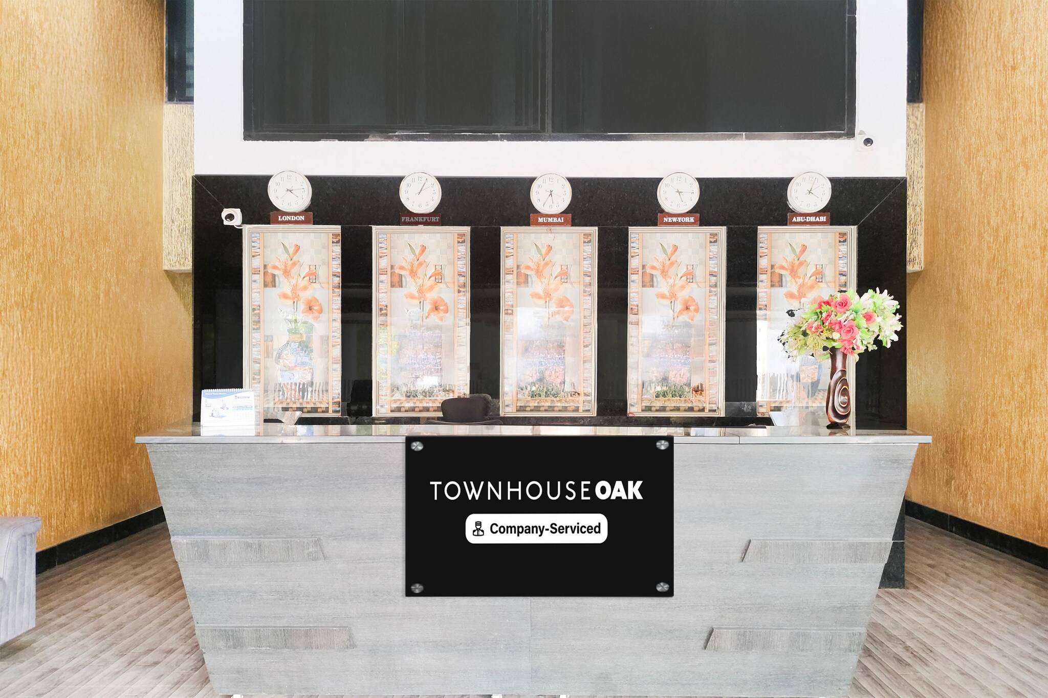 Ground floor: (bedroom(Parking, double bed, TV, seating area, air conditioning, lift, Towels incl., telephone), bathroom(bathtub or shower, shower, washbasin, toilet, shampoo, body soap, hot water))