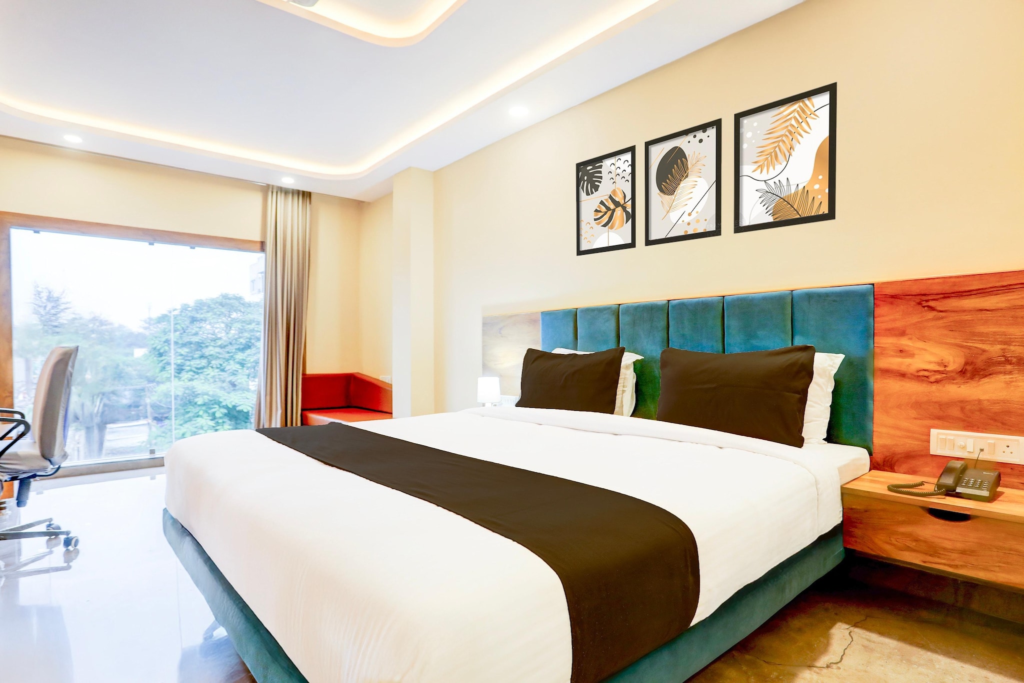 Comfortable Accommodations: Super Townhouse Oak Dhanbad in Dhanbad offers family rooms with air-conditioning, private bathrooms, and modern amenities. Each room includes a refrigerator, work desk, and free toiletries.

Dining Experience: The hotel features a family-friendly restaurant serving Indian cuisine in a traditional, modern, and romantic ambience. Guests can enjoy lunch and dinner in a welcoming environment.

Convenient Facilities: Guests benefit from free WiFi throughout the property, a lounge, lift, 24-hour front desk, shared kitchen, housekeeping service, room service, and luggage storage. The hotel is pet-friendly.

Accessibility: Kazi Nazrul Islam Airport is 95 km away.

Unmarried couples are warmly welcome at this property.
Guests with local ID proof are warmly welcome.
Early Check-In Policy: A full dayâ€™s room rate will be charged for check-ins before 6:00 AM. Complimentary early check-in is available between 6:00 AM and 10:00 AM, subject to room availability.
Check-in is only available to guests aged 18 and above. Please provide a government-issued ID to confirmÂ yourÂ age.