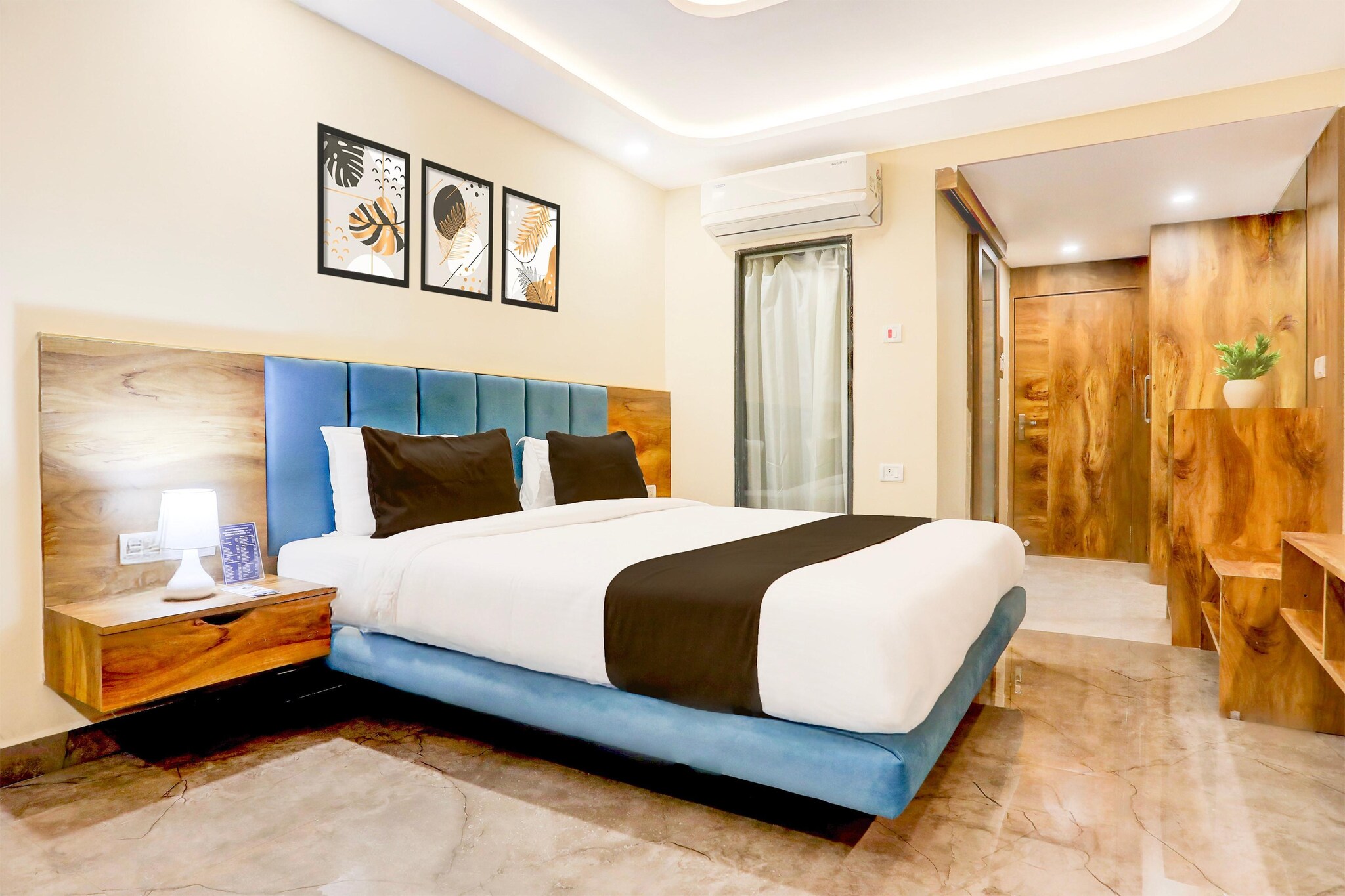 Comfortable Accommodations: Super Townhouse Oak Dhanbad in Dhanbad offers family rooms with air-conditioning, private bathrooms, and modern amenities. Each room includes a refrigerator, work desk, and free toiletries.
Dining Experience: The hotel features a family-friendly restaurant serving Indian cuisine in a traditional, modern, and romantic ambience. Guests can enjoy lunch and dinner in a welcoming environment.
Convenient Facilities: Guests benefit from free WiFi throughout the property, a lounge, lift, 24-hour front desk, shared kitchen, housekeeping service, room service, and luggage storage. The hotel is pet-friendly.
Accessibility: Kazi Nazrul Islam Airport is 95 km away.
Unmarried couples are warmly welcome at this property.
Guests with local ID proof are warmly welcome.
Early Check-In Policy: A full day’s room rate will be charged for check-ins before 6:00 AM. Complimentary early check-in is available between 6:00 AM and 10:00 AM, subject to room availability.
Check-in is only available to guests aged 18 and above. Please provide a government-issued ID to confirm your age.