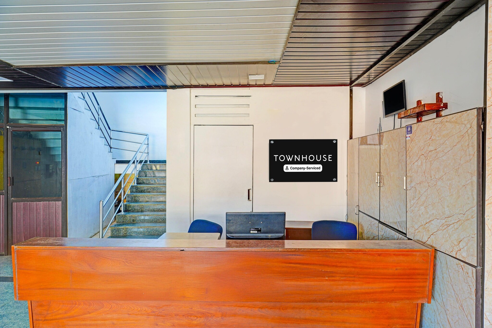 Ground floor: (bedroom(double bed, TV, seating area, air conditioning, Towels incl., telephone, Floor mattress), bathroom(bathtub or shower, shower, washbasin, toilet, shampoo, body soap, hot water))