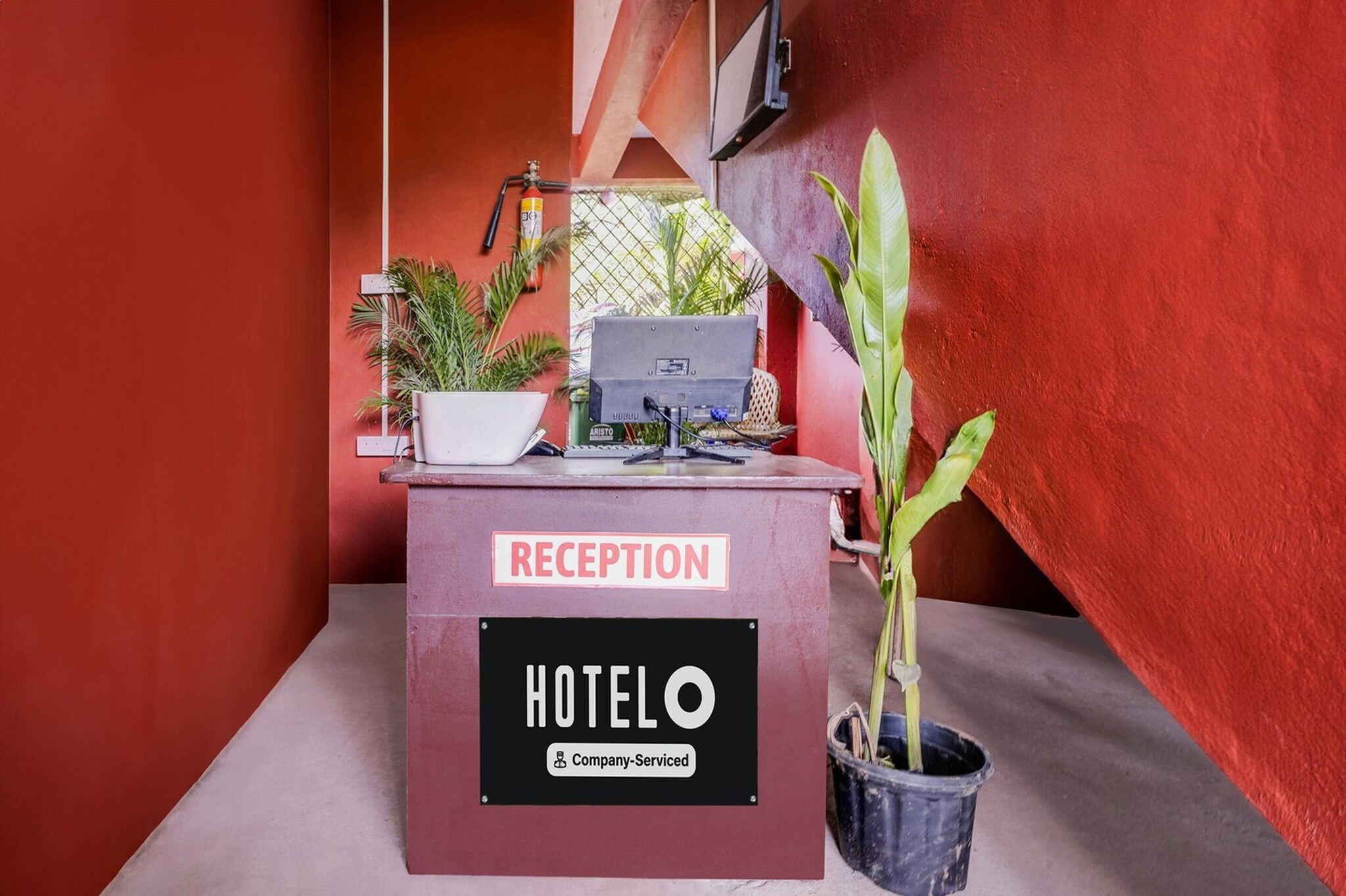Ground floor: (bedroom(double bed, TV, seating area, air conditioning, Towels incl., telephone), bathroom(bathtub or shower, shower, washbasin, toilet, shampoo, body soap, hot water), parking)