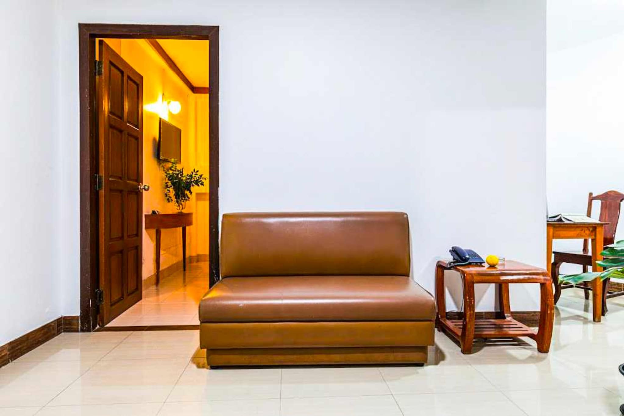 Ground floor: (bedroom(double bed, TV, seating area, air conditioning, telephone), bathroom(shower, washbasin, toilet, hairdryer, Towels incl., shampoo, body soap))\n\nMeeting room, Reception, Parking, meetings(paid), terrace, garden, parking, lift, Surveillance camera
