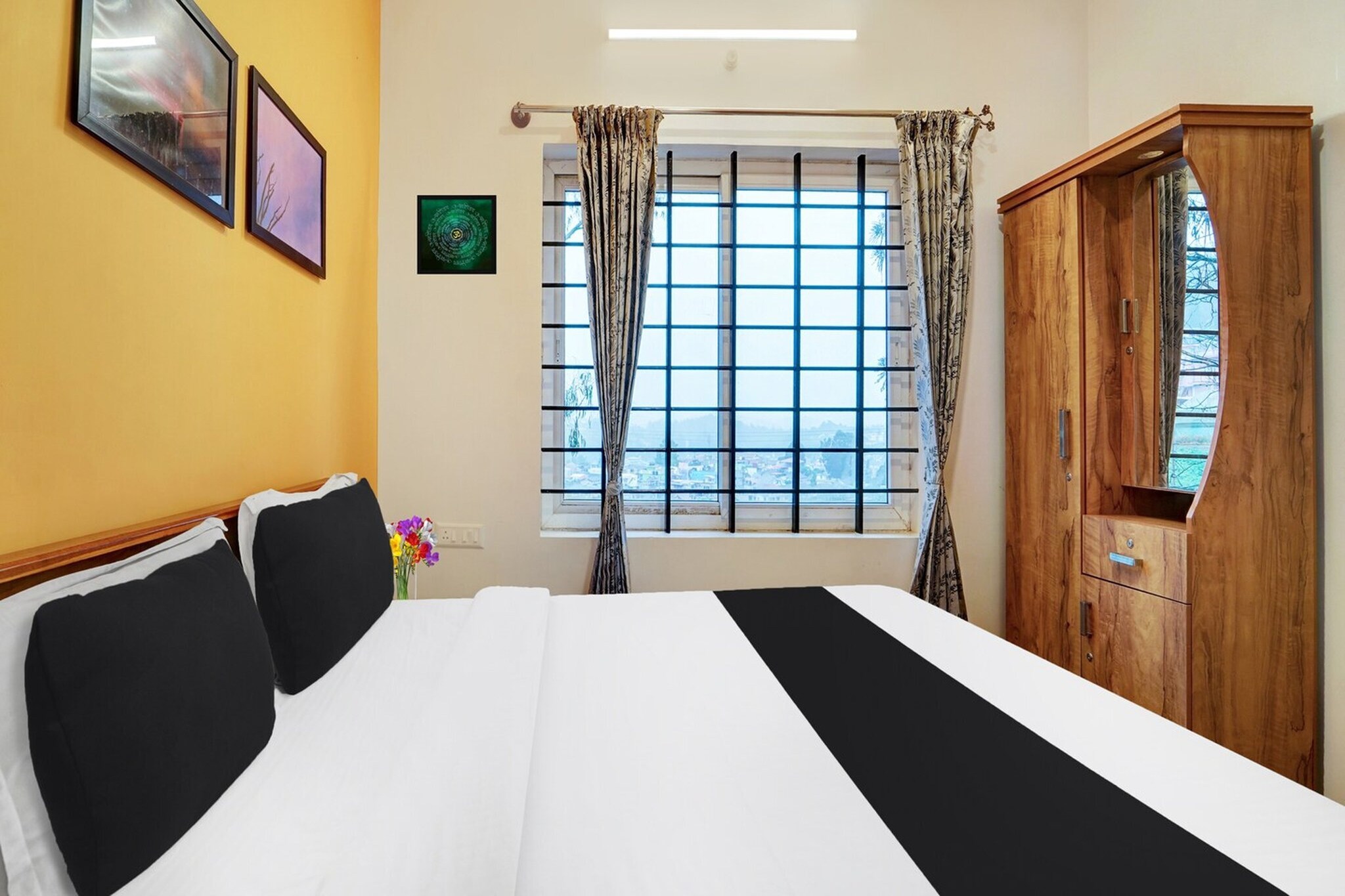 Comfortable Accommodations: Super Hotel O Ooty Near Rose Garden in Ooty offers family rooms with private bathrooms, work desks, and free WiFi throughout the property. Each room includes a TV, wardrobe, and tiled floors.
Convenient Facilities: Guests can enjoy a lounge, 24-hour front desk, housekeeping service, room service, and luggage storage. The property also provides free toiletries and a seating area for relaxation.
Prime Location: Located 97 km from Coimbatore International Airport, the guest house is an 8-minute walk from Ooty Rose Garden and 2 km from Ooty Botanical Gardens. Nearby attractions include Ooty Lake (4 km) and Ooty Railway Station (2 km).
Unmarried couples are warmly welcome at this property.
Guests with local ID proof are warmly welcome.
Early Check-In Policy: A full day’s room rate will be charged for check-ins before 6:00 AM. Complimentary early check-in is available between 6:00 AM and 10:00 AM, subject to room availability.
Check-in is only available to guests aged 18 and above. Please provide a government-issued ID to confirm your age.