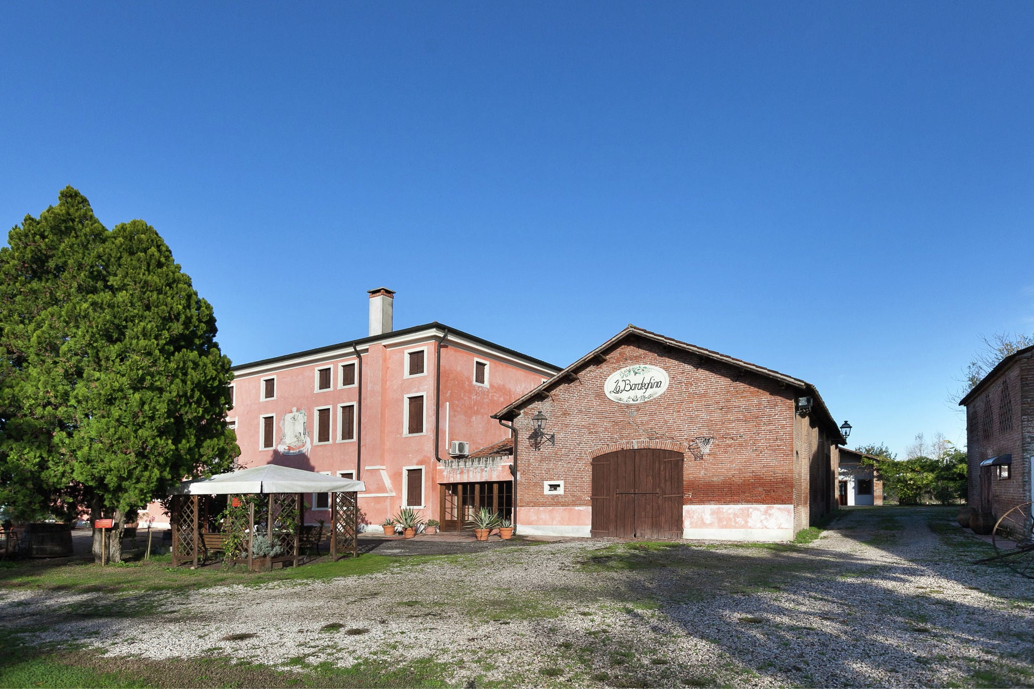 Apartment in a rural estate in Pontecchio Polesine with shared swimming pool