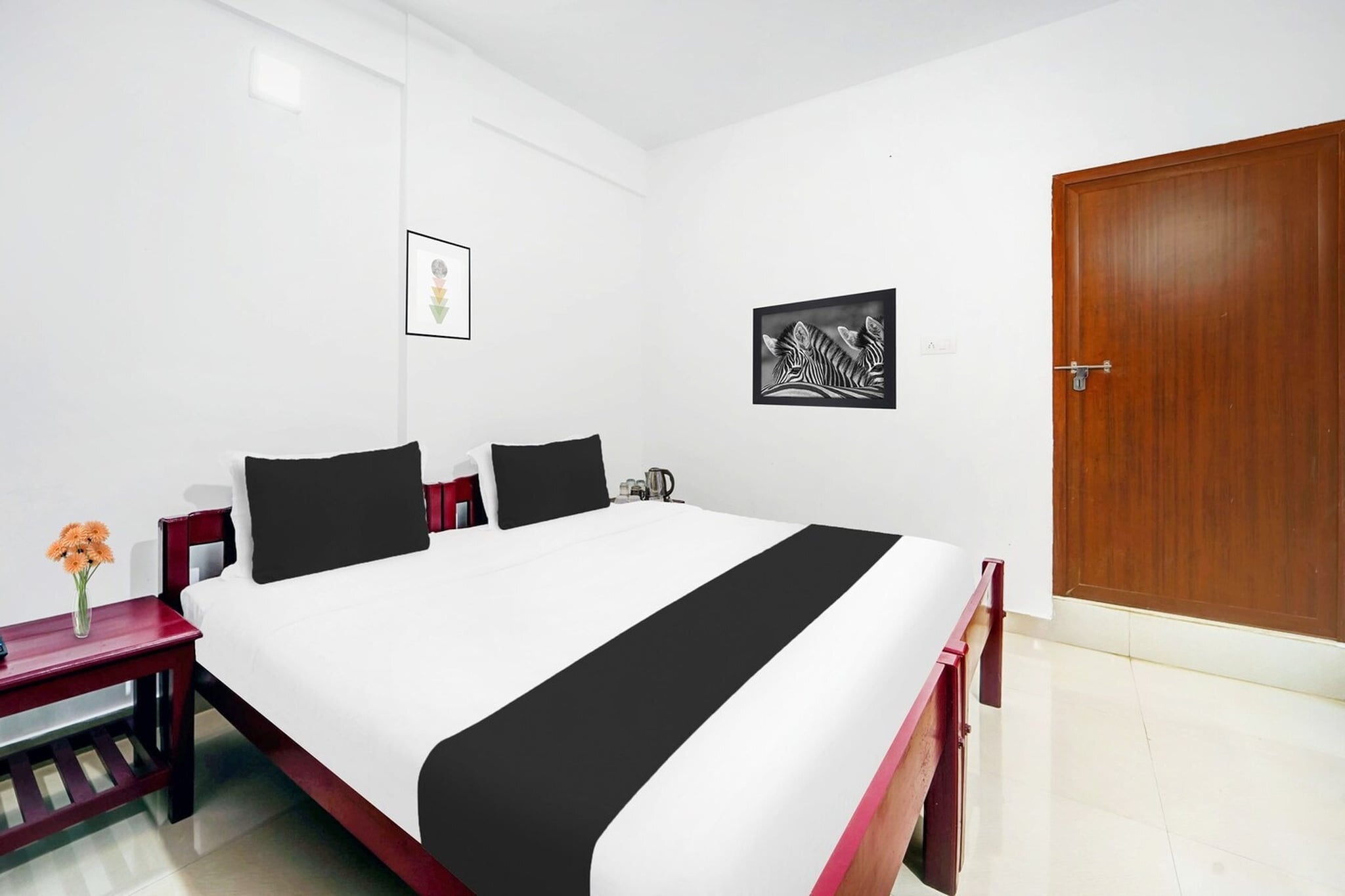 Ground floor: (bedroom(double bed, TV, seating area, Towels incl., telephone), bathroom(bathtub or shower, shower, washbasin, toilet, shampoo, body soap, hot water))