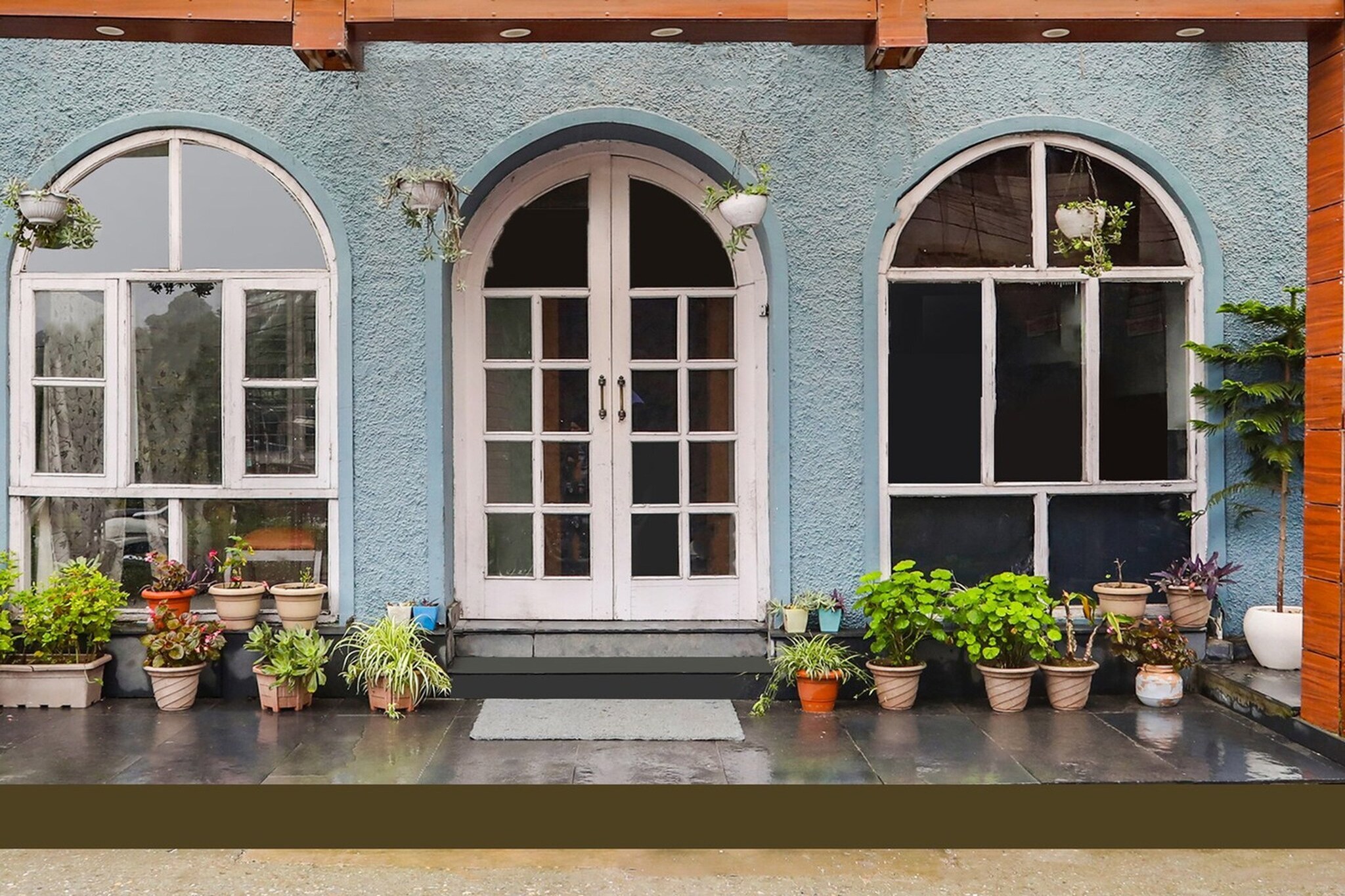 Ground floor: (bedroom(double bed, TV, seating area, air conditioning, telephone), bathroom(bathtub or shower, shower, washbasin, toilet, Towels incl., shampoo, body soap, hot water), parking)