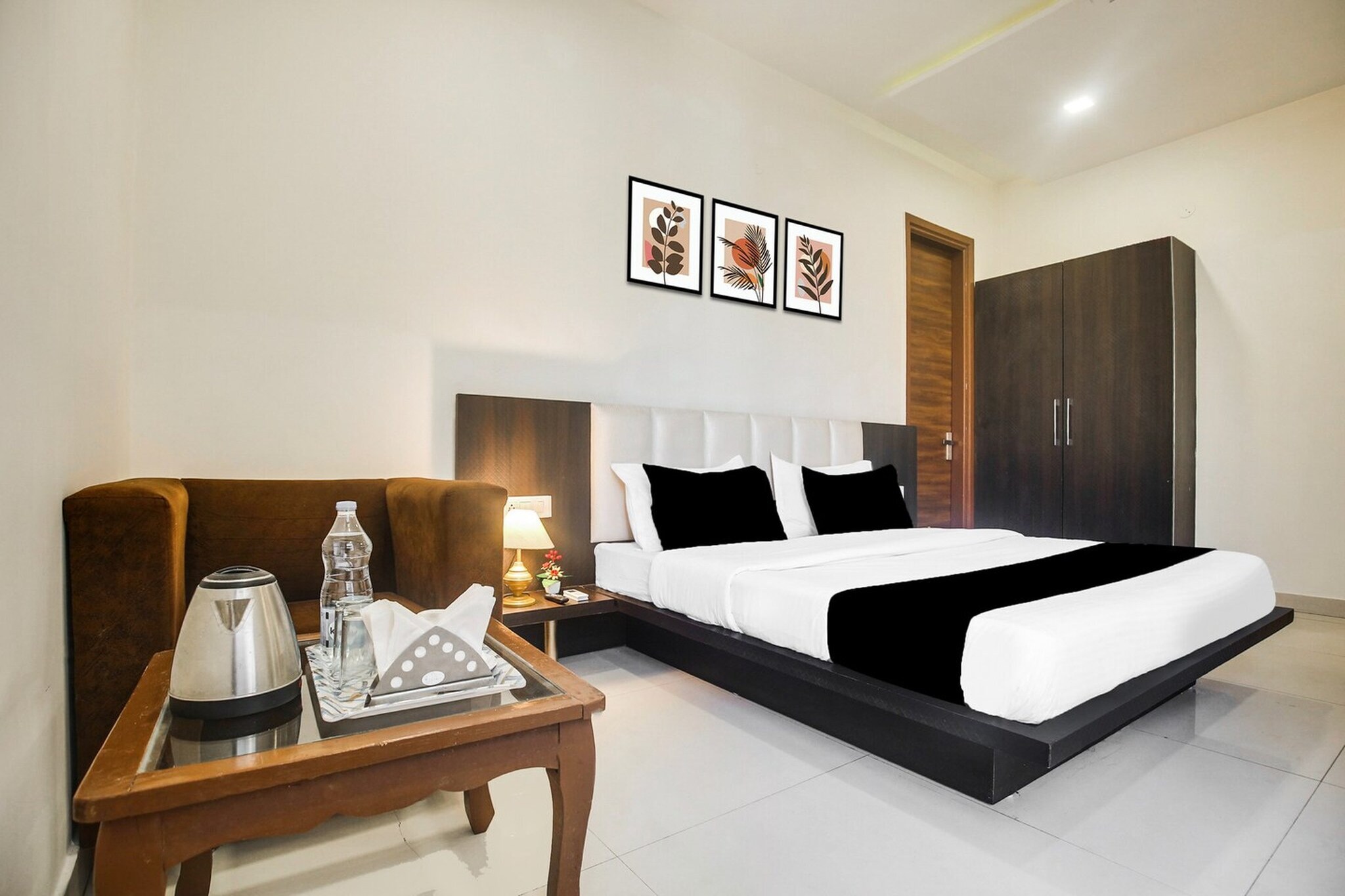 Comfortable Accommodations: Super Collection O Amritsar Near Railway Station in Amritsar offers family rooms with air-conditioning, private bathrooms, work desks, and seating areas. Each room includes free toiletries, a bath or shower, TV, and tiled floors.
Essential Facilities: Guests enjoy free WiFi throughout the property, a lift, 24-hour front desk, housekeeping service, room service, and luggage storage. The hotel provides continental and à la carte breakfast options, including vegetarian choices.
Prime Location: Located 10 km from Sri Guru Ram Dass Jee International Airport, the hotel is near attractions such as Durgiana Temple (16-minute walk), Amritsar Junction Railway Station (400 metres), Partition Museum (18-minute walk), and Golden Temple (3 km).
Unmarried couples are warmly welcome at this property.
Guests with local ID proof are warmly welcome.
Early Check-In Policy: A full day’s room rate will be charged for check-ins before 6:00 AM.
Complimentary early check-in is available between 6:00 AM and 10:00 AM, subject to room availability.
Check-in is only available to guests aged 18 and above. Please provide a government-issued ID to confirm your age.