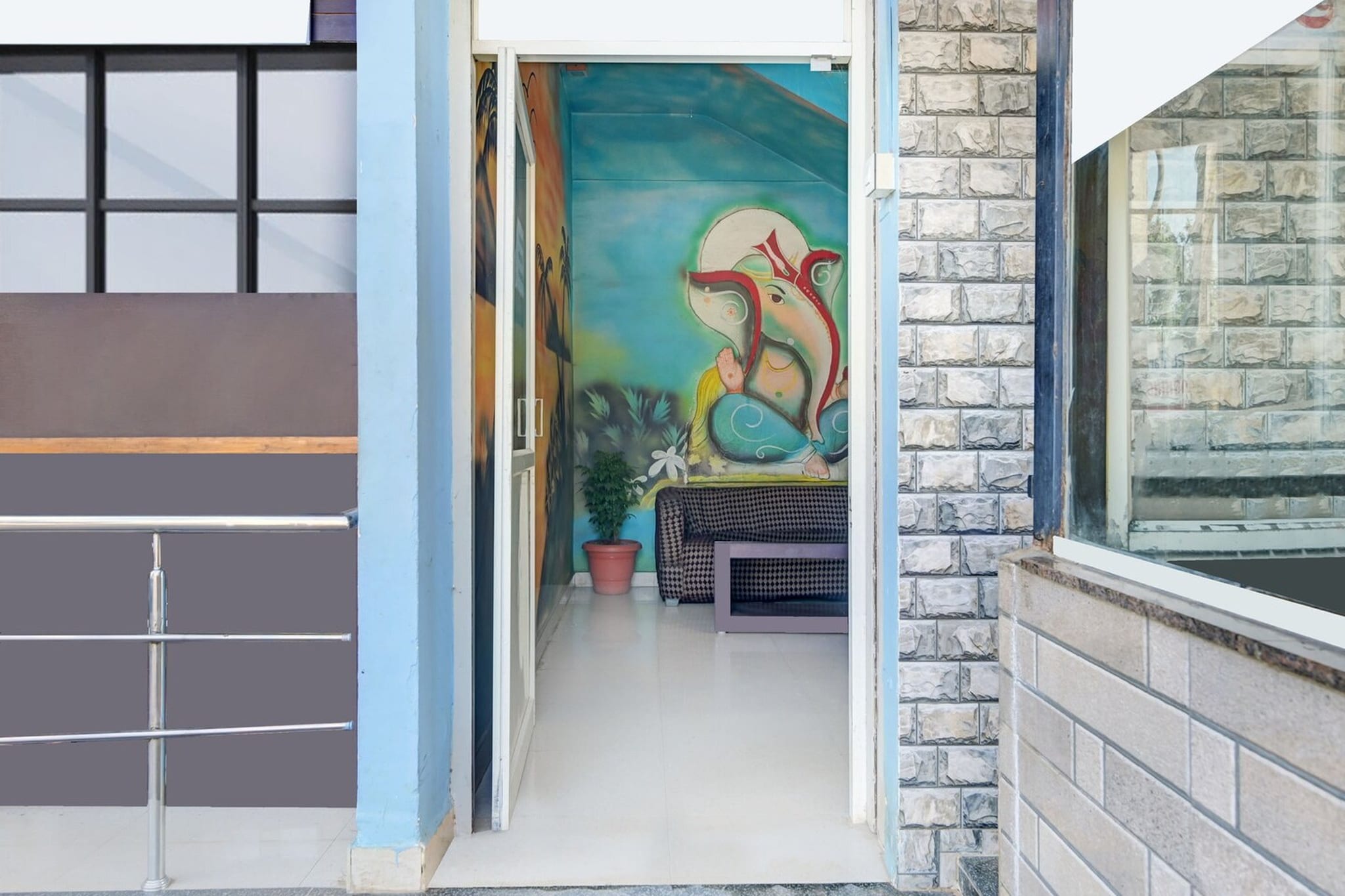 Ground floor: (bedroom(double bed, TV, seating area, air conditioning, lift, Towels incl., telephone), bathroom(bathtub or shower, shower, washbasin, toilet, shampoo, body soap, hot water), dining table, parking, Laundry Package incl.)