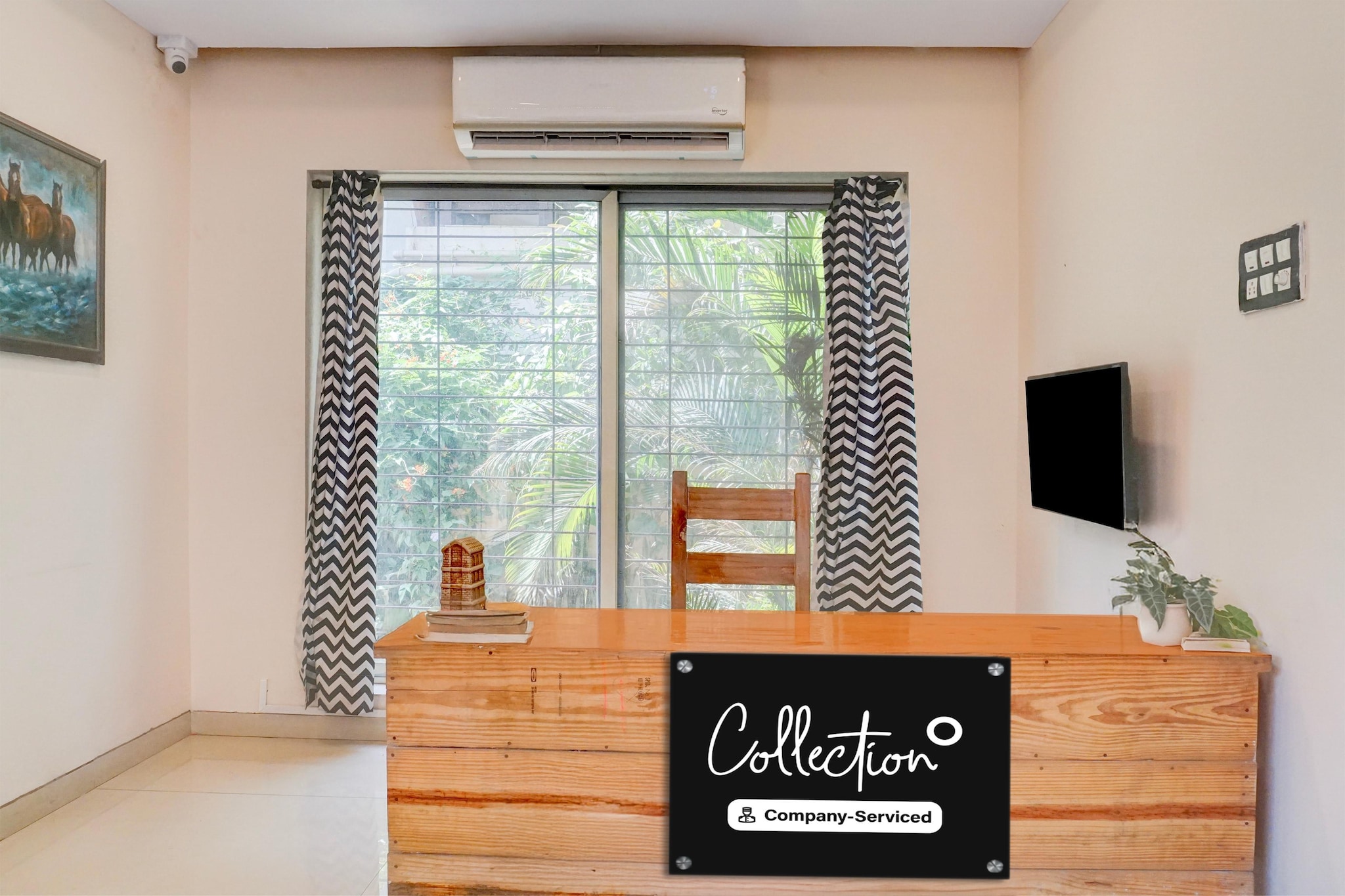 Ground floor: (bedroom(double bed, TV, seating area, air conditioning, Towels incl., telephone), bathroom(bathtub or shower, shower, washbasin, toilet, shampoo, body soap, hot water))